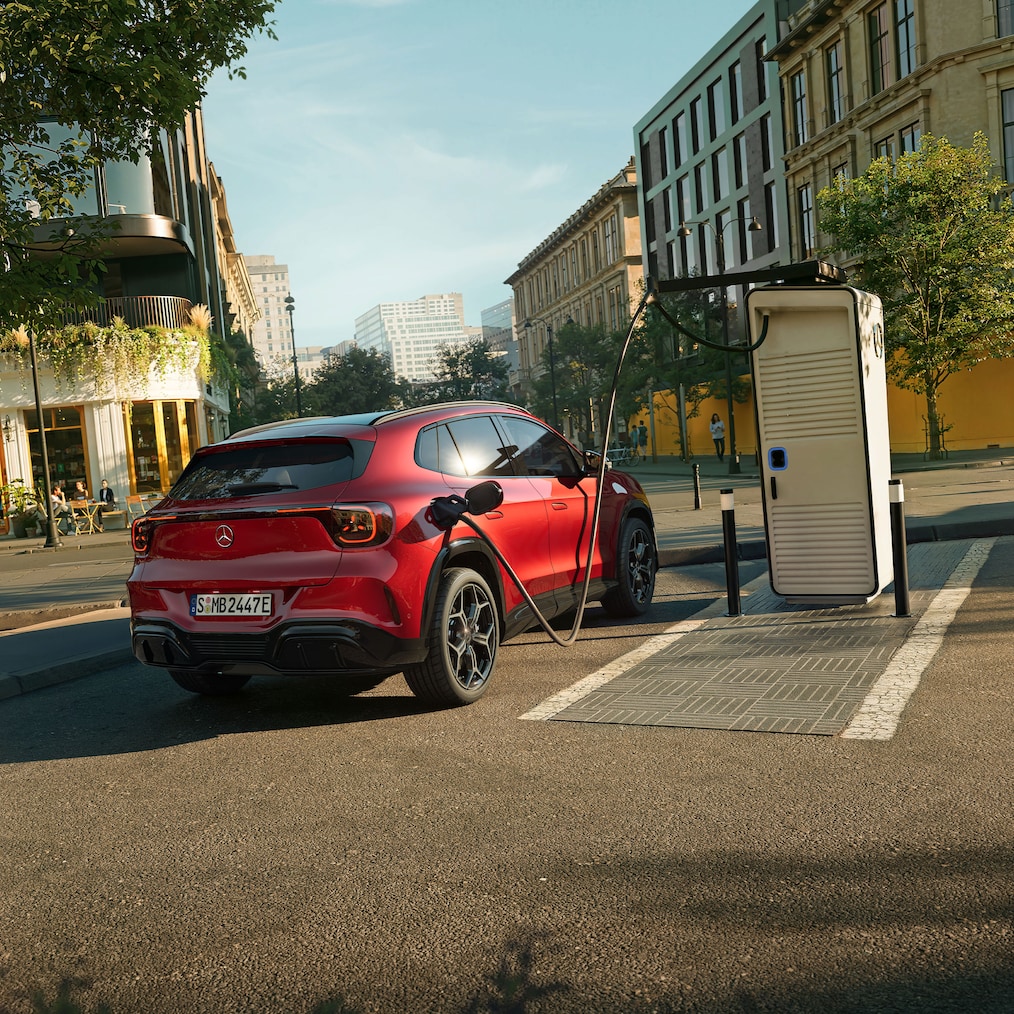 Den helt nye Mercedes-Benz GLA Electric parkeret ved en ladestation.