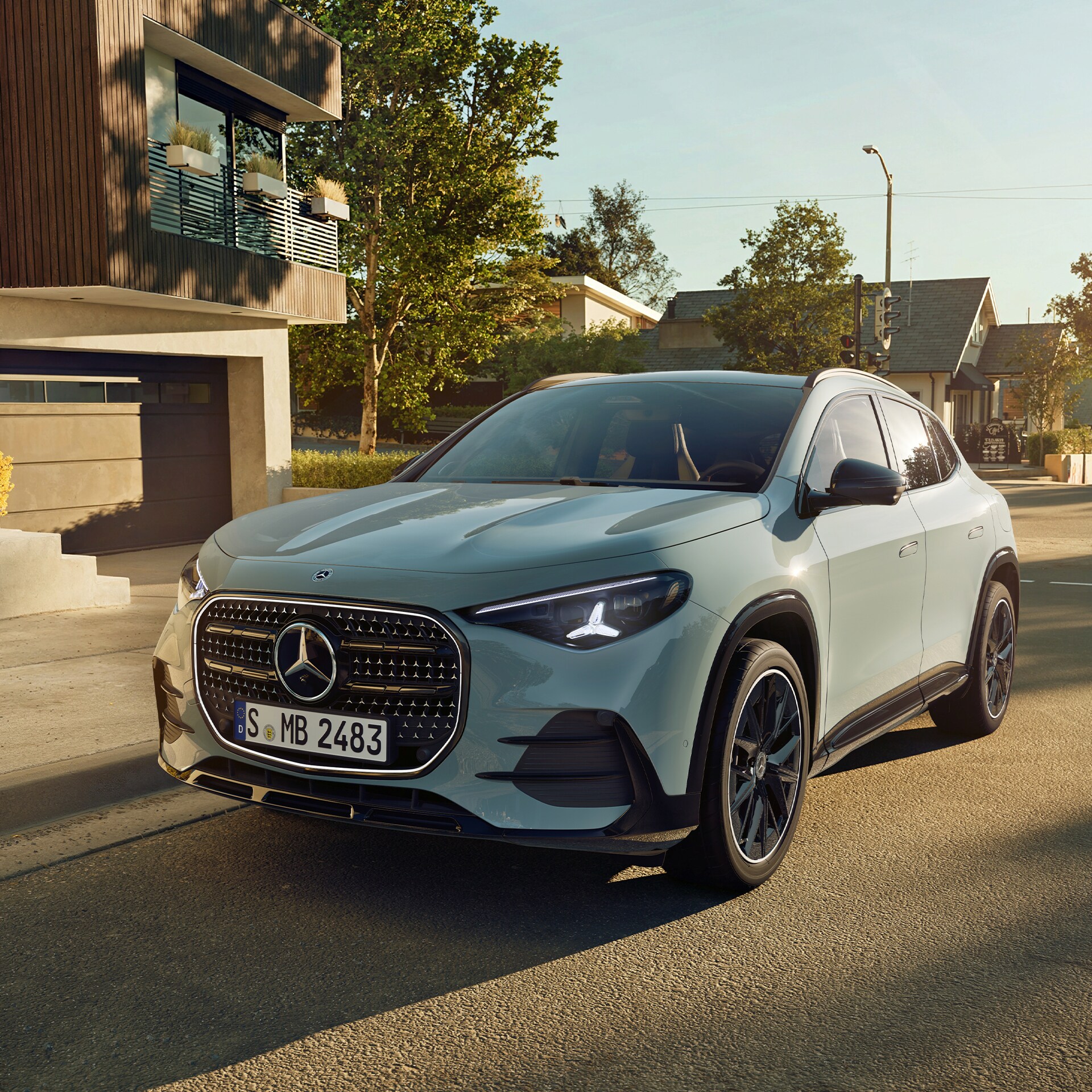 Ny Mercedes-Benz GLA parkeret foran arkitekttegnet villa