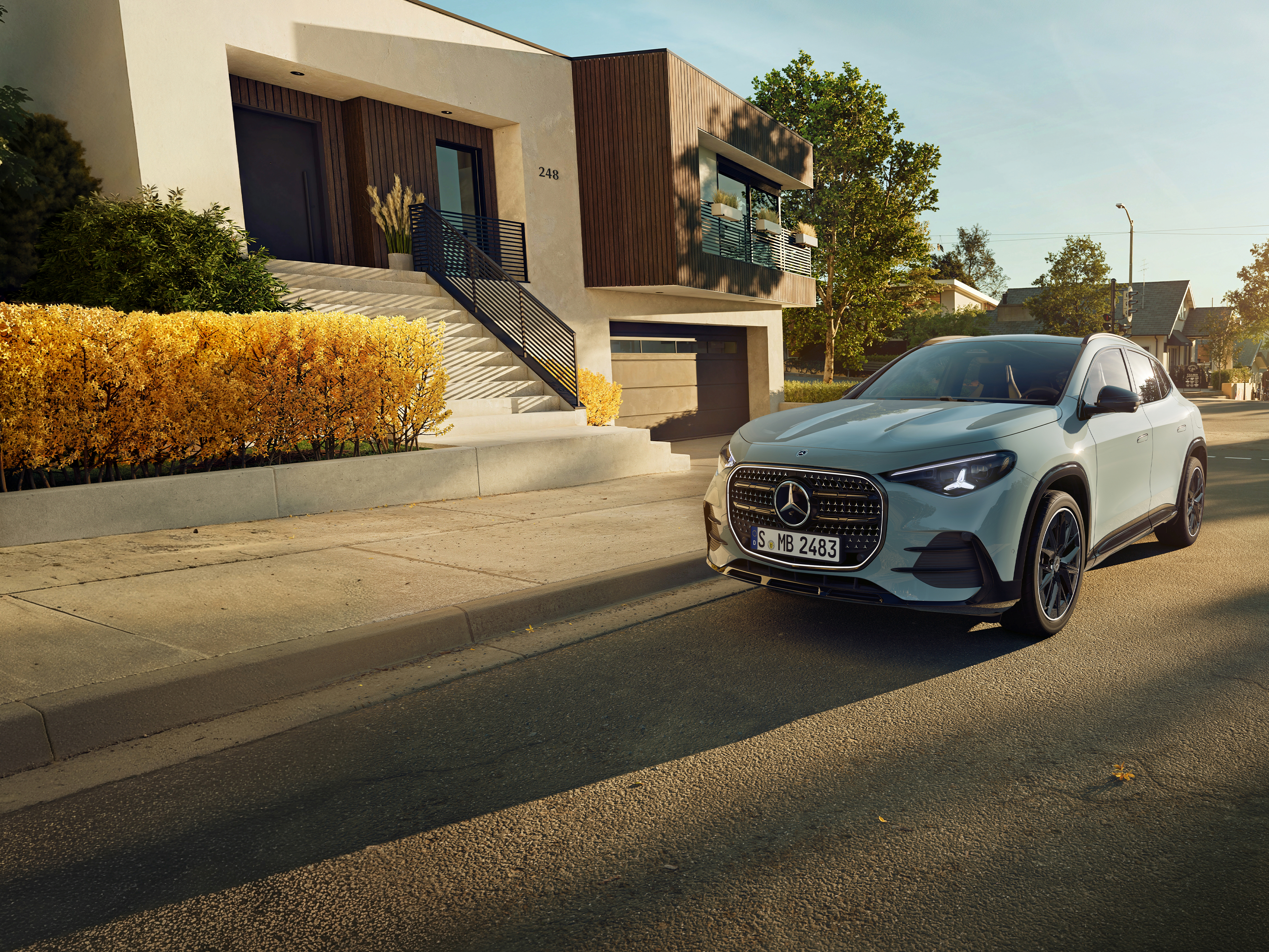 Den helt nye GLA | Mercedes-Benz Ny Mercedes-Benz GLA parkeret foran arkitekttegnet villa