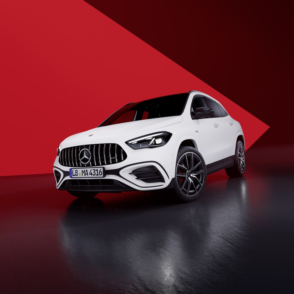Mercedes-AMG GLA 35 4MATIC set skråt forfra.