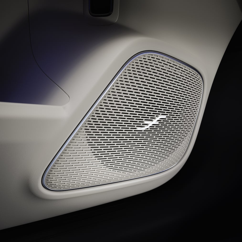 En højttaler til Burmester® surround soundsystemet i Mercedes-Benz GLA.