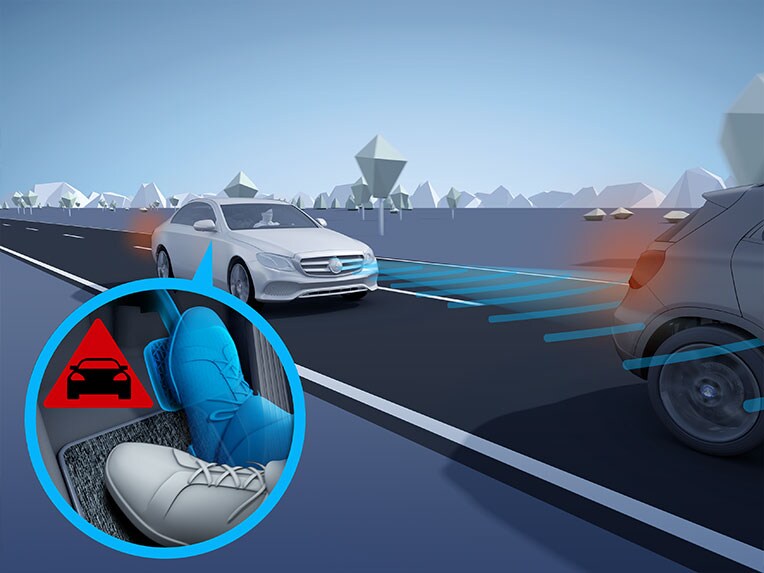 En illustration af den aktive bremseassistent i GLB fra Mercedes-Benz.