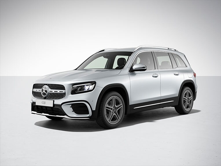 Trekvart eksteriørvisning af Mercedes-Benz GLB udstyret med udstyrslinjen AMG.