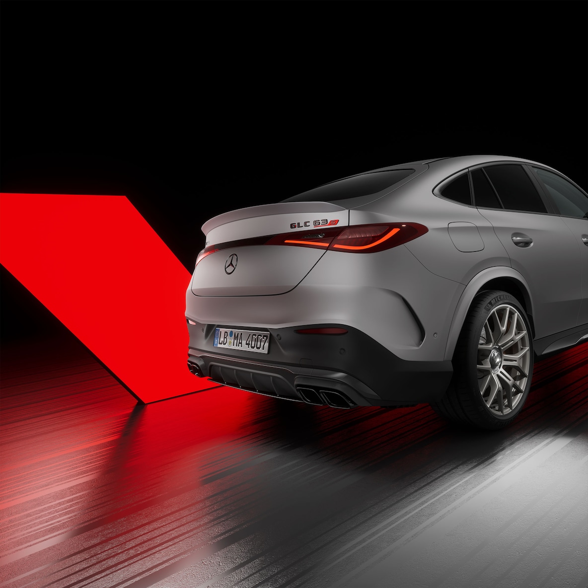 Mercedes-AMG GLC 63 S E PERFORMANCE coupé set fra højre side bagfra.