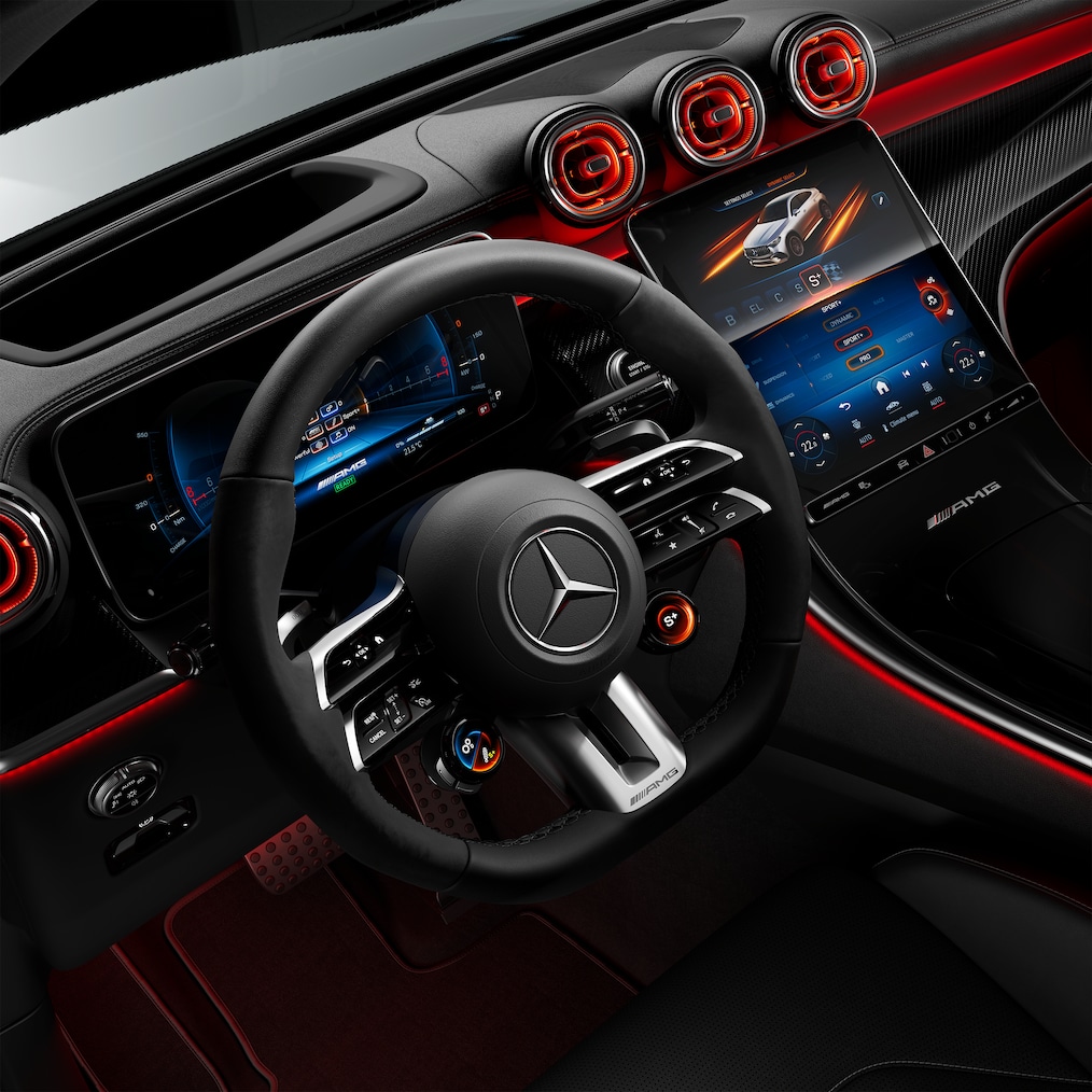 Nærbillede af et AMG Performance rat i en Mercedes-AMG GLC coupé.