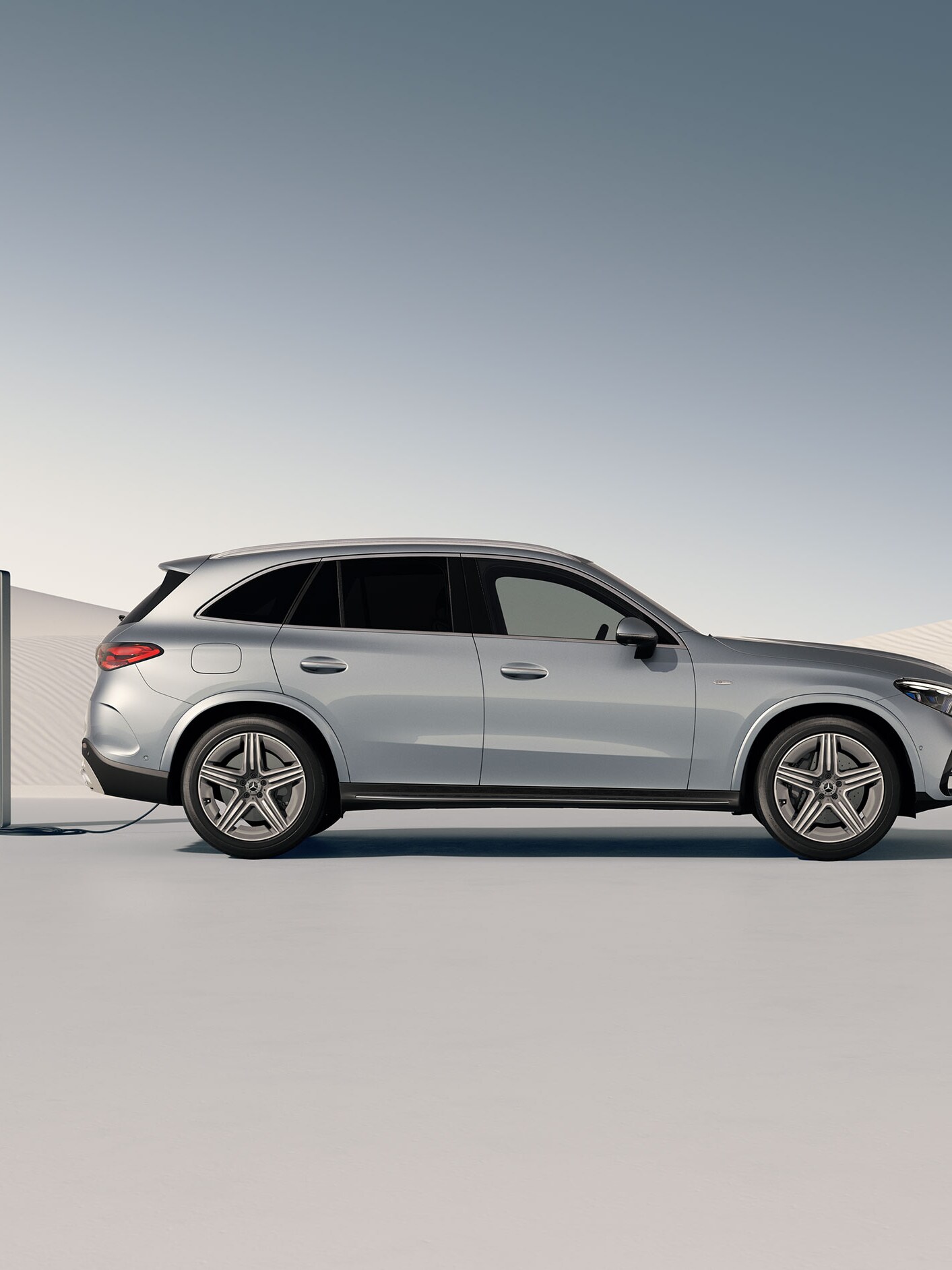 Mercedes-Benz SUV set fra siden oplader ved ladestander