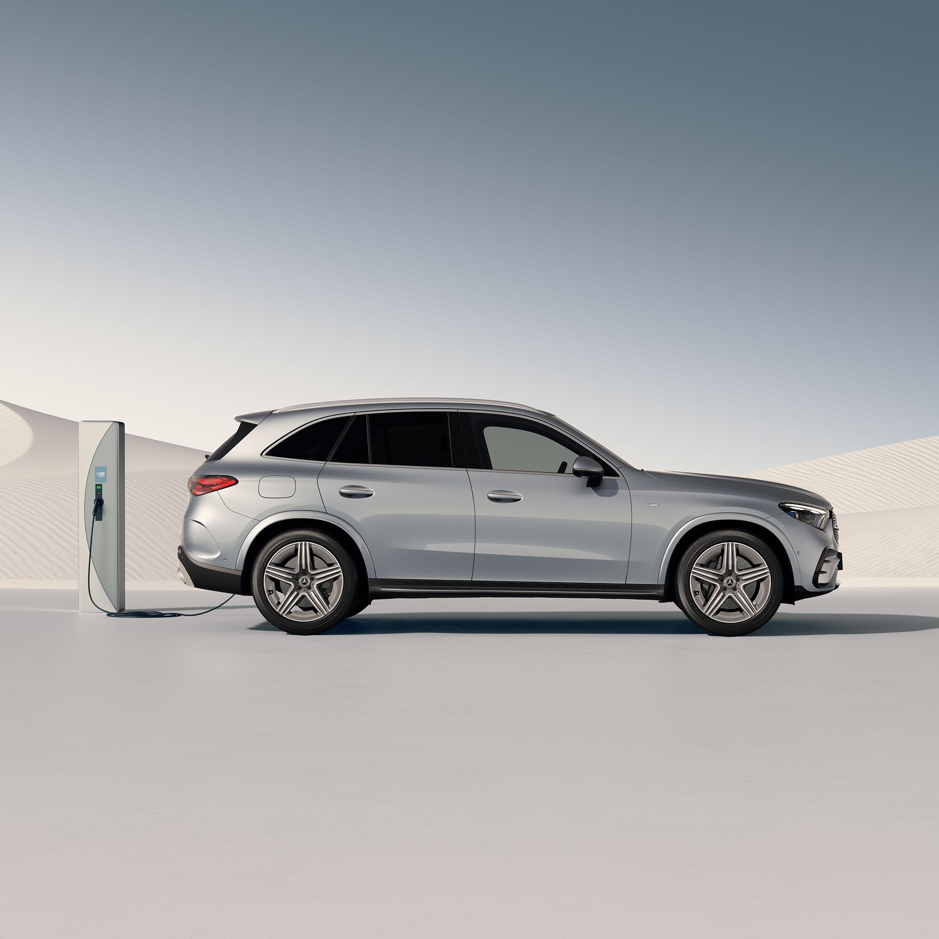 Aktionsradius | Plug-in hybridmodeller | Mercedes-Benz Mercedes-Benz SUV set fra siden oplader ved ladestander