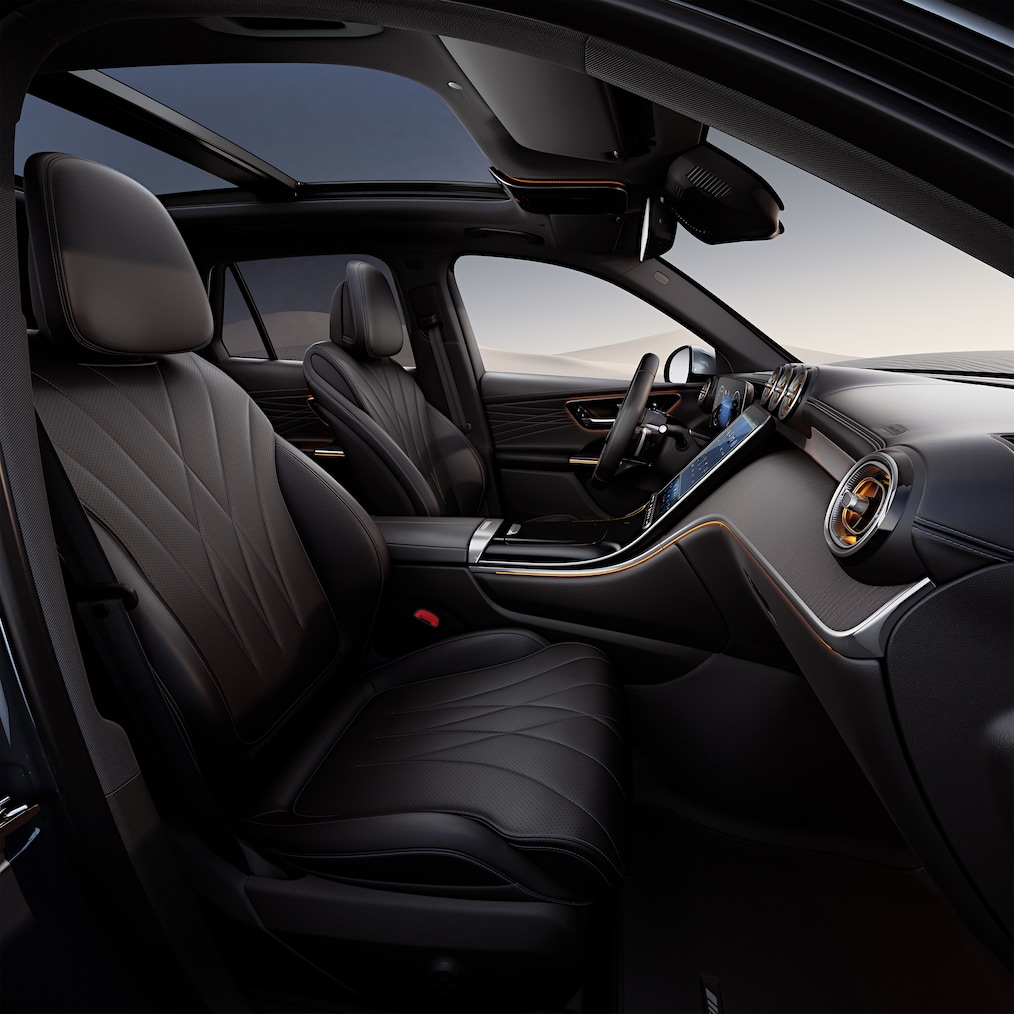 Nærbillede af cockpittet med displays i en Mercedes-Benz GLC.