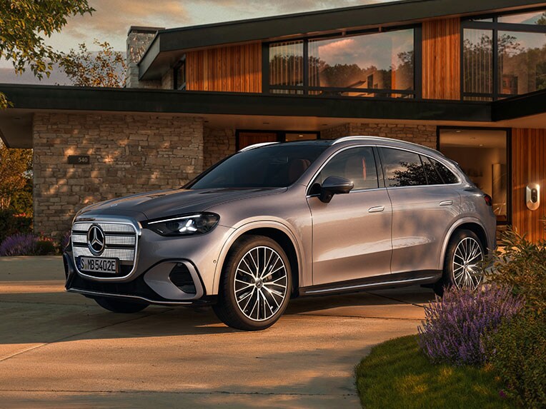 Elektriske GLC fra Mercedes-Benz parkeret foran et hus.