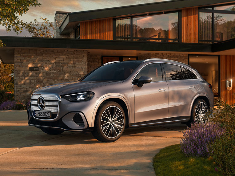 SUV | Elbiler | Mercedes-Benz Elektriske GLC fra Mercedes-Benz parkeret foran et hus.