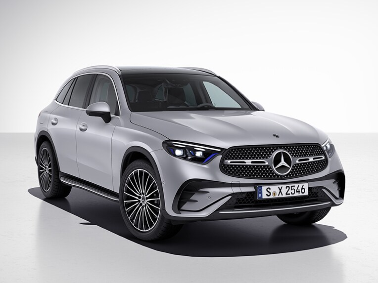 GLC fra Mercedes-Benz set skråt forfra med udstyrslinjen AMG Line.