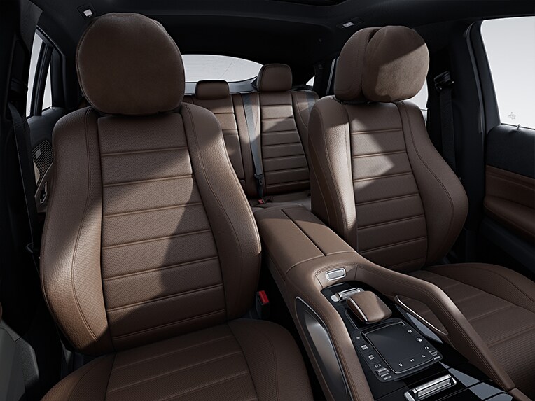 Multikontursæderne foran i Mercedes-Benz GLE coupé.