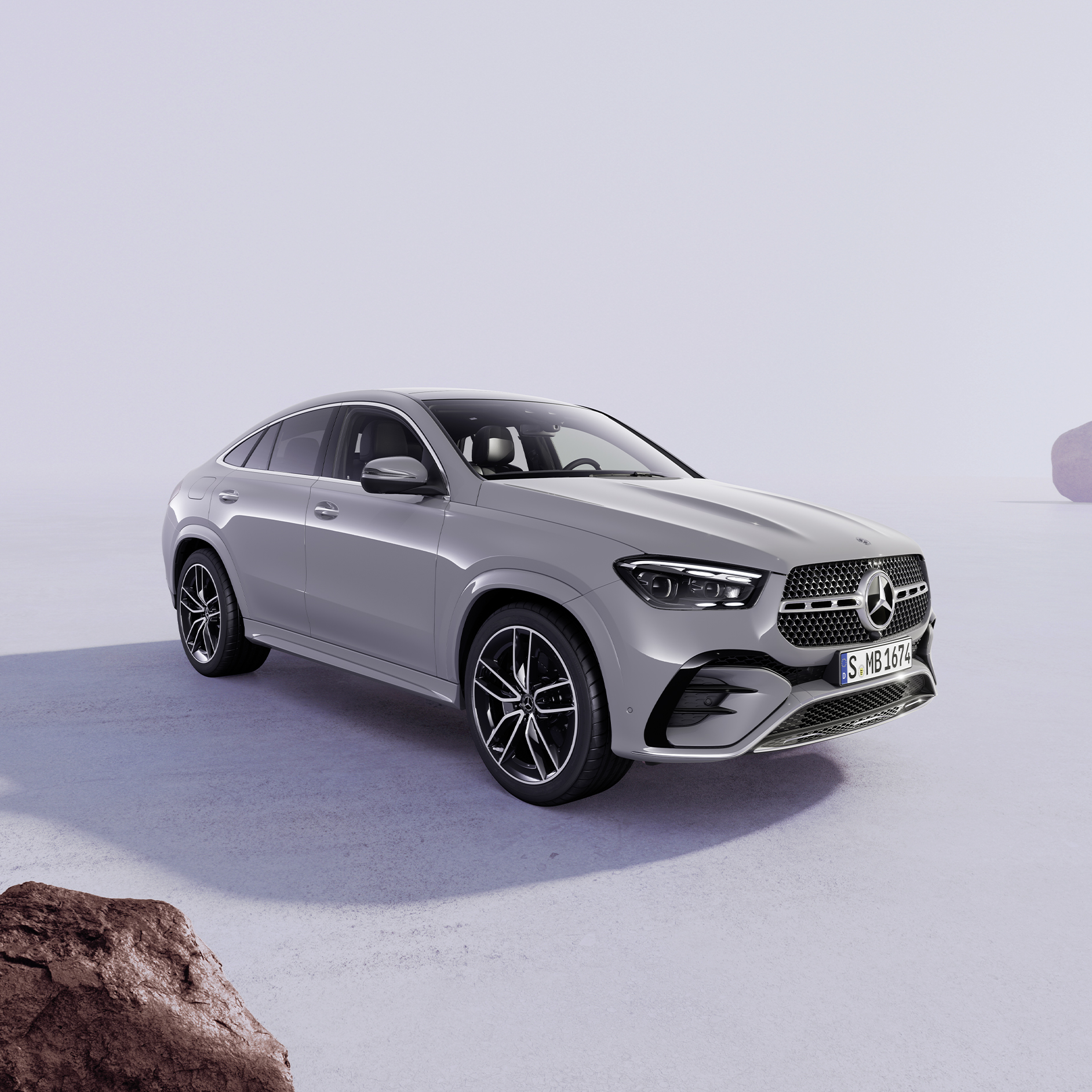 SUV | Mercedes-Benz Grå Mercedes-Benz bil set skråt forfra på en minimalistisk baggrund