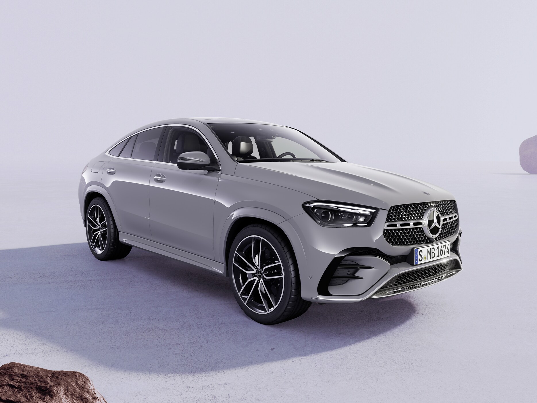 Grå Mercedes-Benz bil set skråt forfra på en minimalistisk baggrund