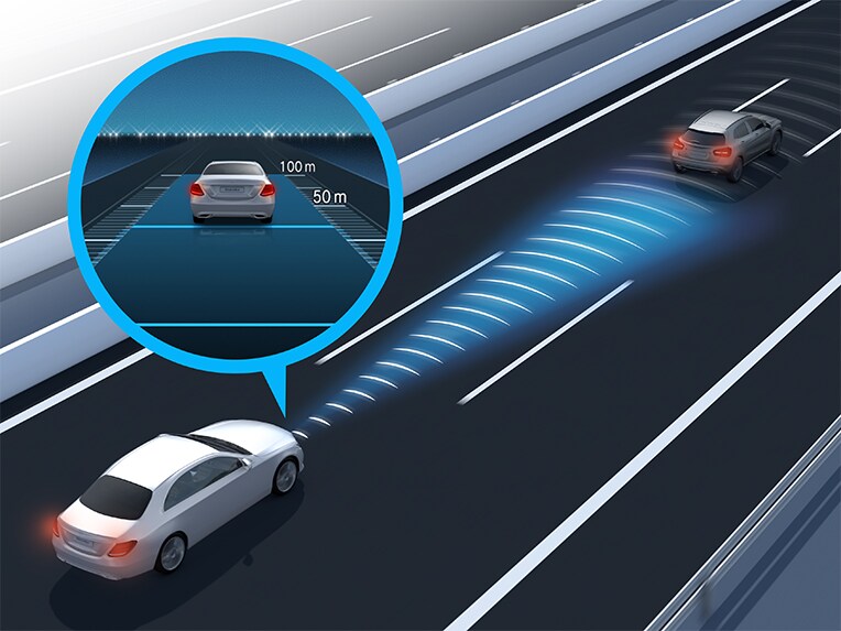 Et billede af den aktive afstandsassistent DISTRONIC i Mercedes-Benz GLE.
