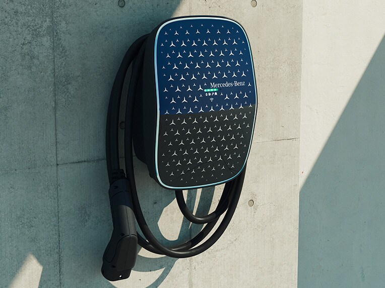 Mercedes-Benz wallboxen på en grå væg.