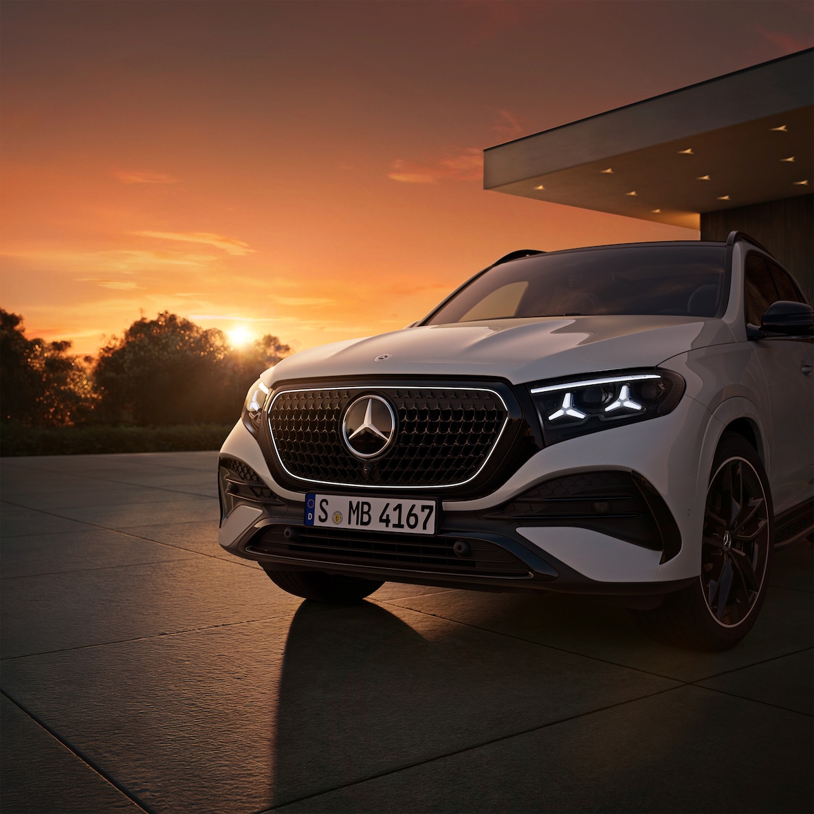 Den oplyste kontur omkring kølergitteret og de karakteristiske forlygter i stjernedesign på Mercedes-Benz GLE.