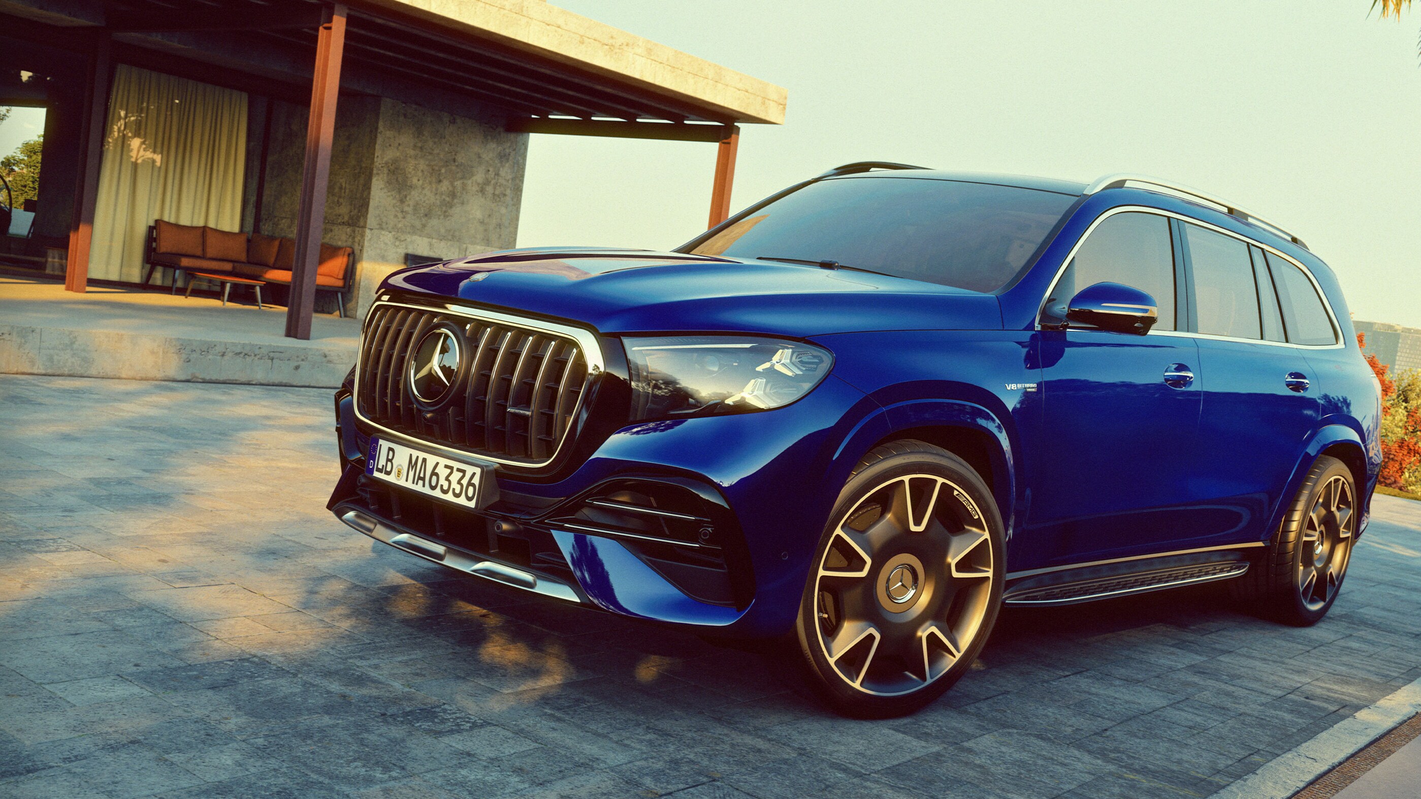 Den nye Mercedes-AMG GLS AMG 63 4MATIC+ parkeret foran arkitekttegnet hus