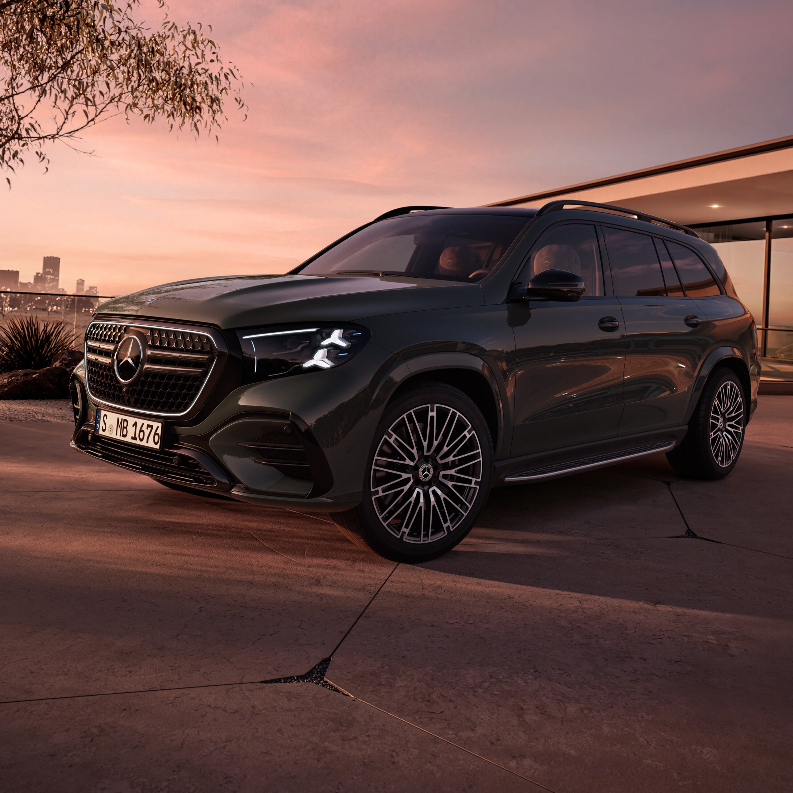 Den nye GLS fra Mercedes-Benz parkeret i en indkørsel