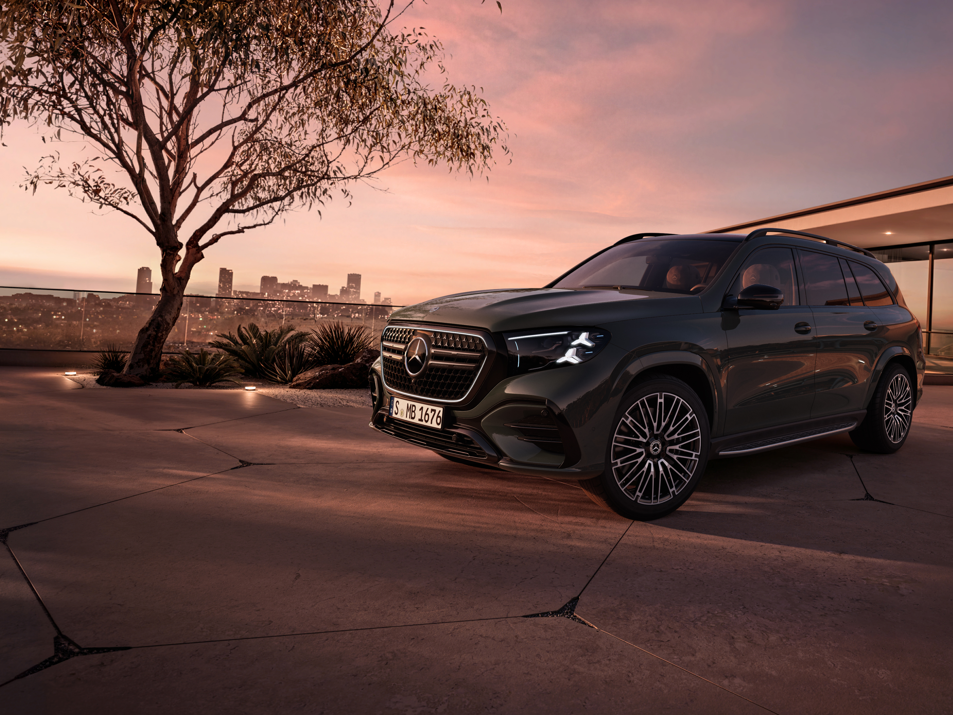Den nye GLS fra Mercedes-Benz parkeret i en indkørsel