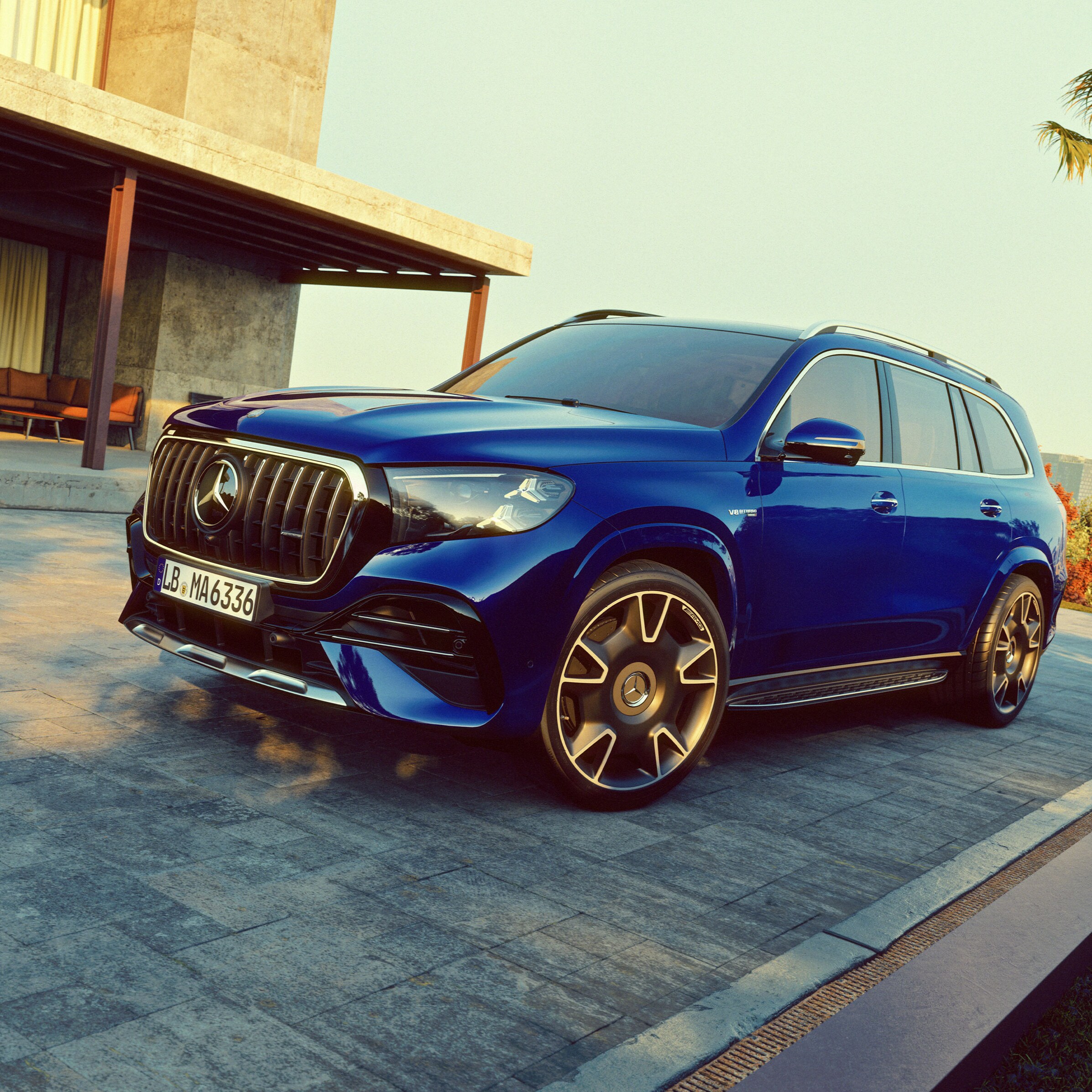Den nye Mercedes-AMG GLS AMG 63 4MATIC+ parkeret foran arkitekttegnet hus