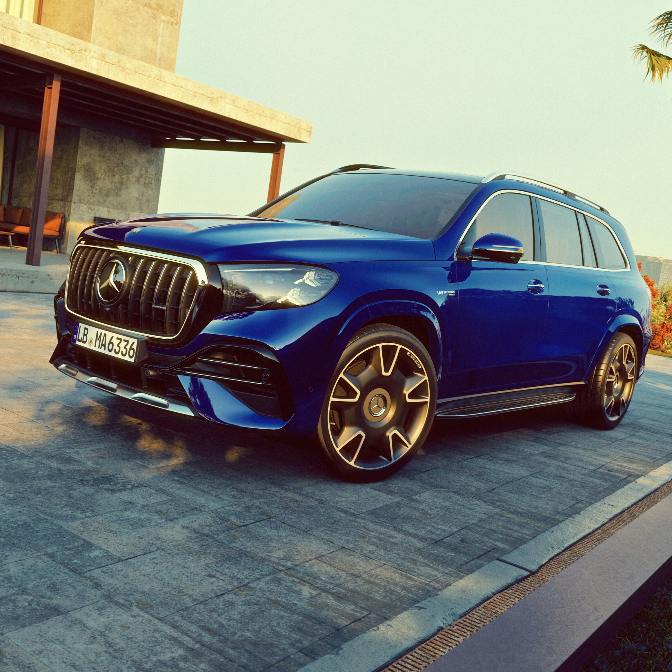 Den nye Mercedes-AMG GLS AMG 63 4MATIC+ parkeret foran arkitekttegnet hus