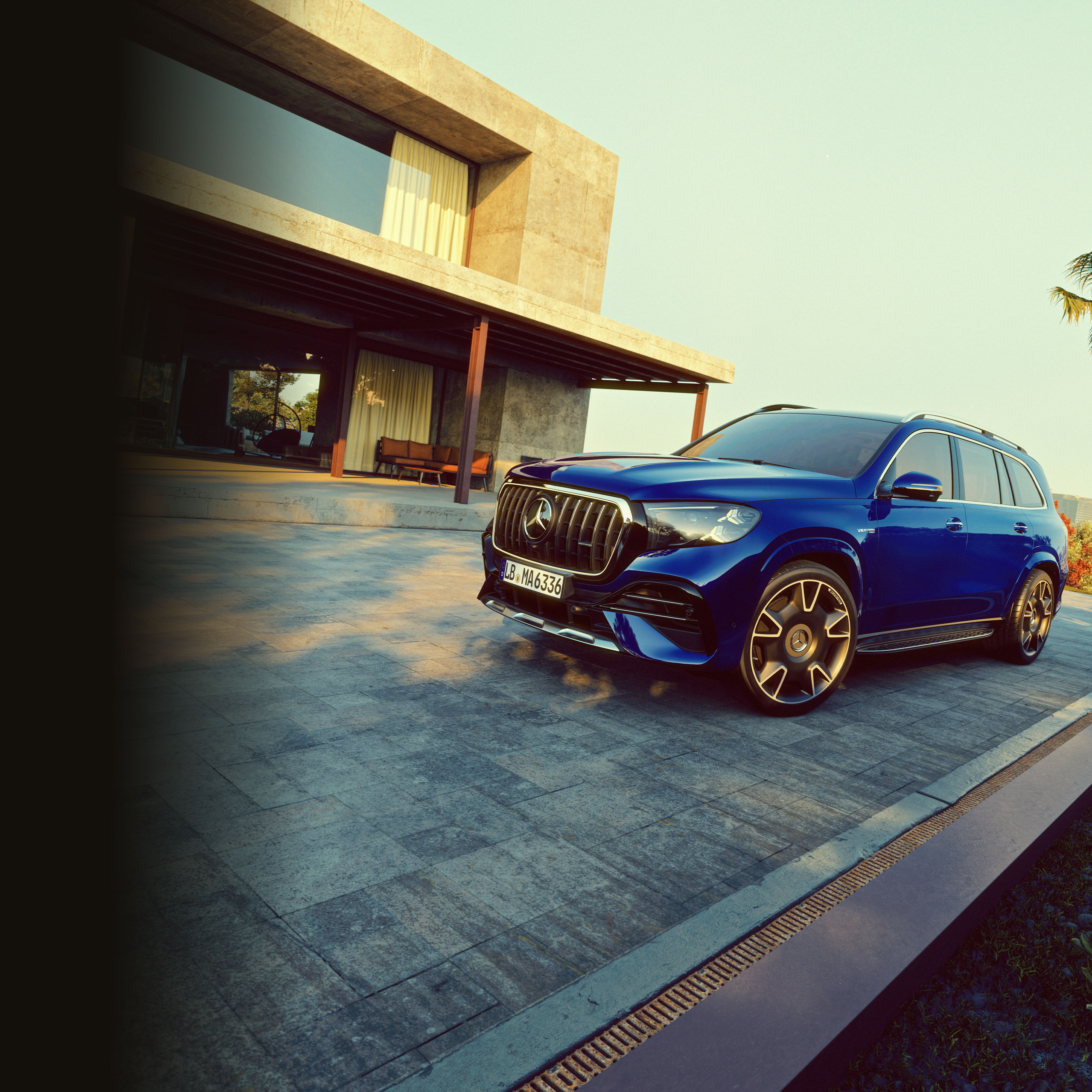 Den nye Mercedes-AMG GLS AMG 63 4MATIC+ parkeret foran arkitekttegnet hus