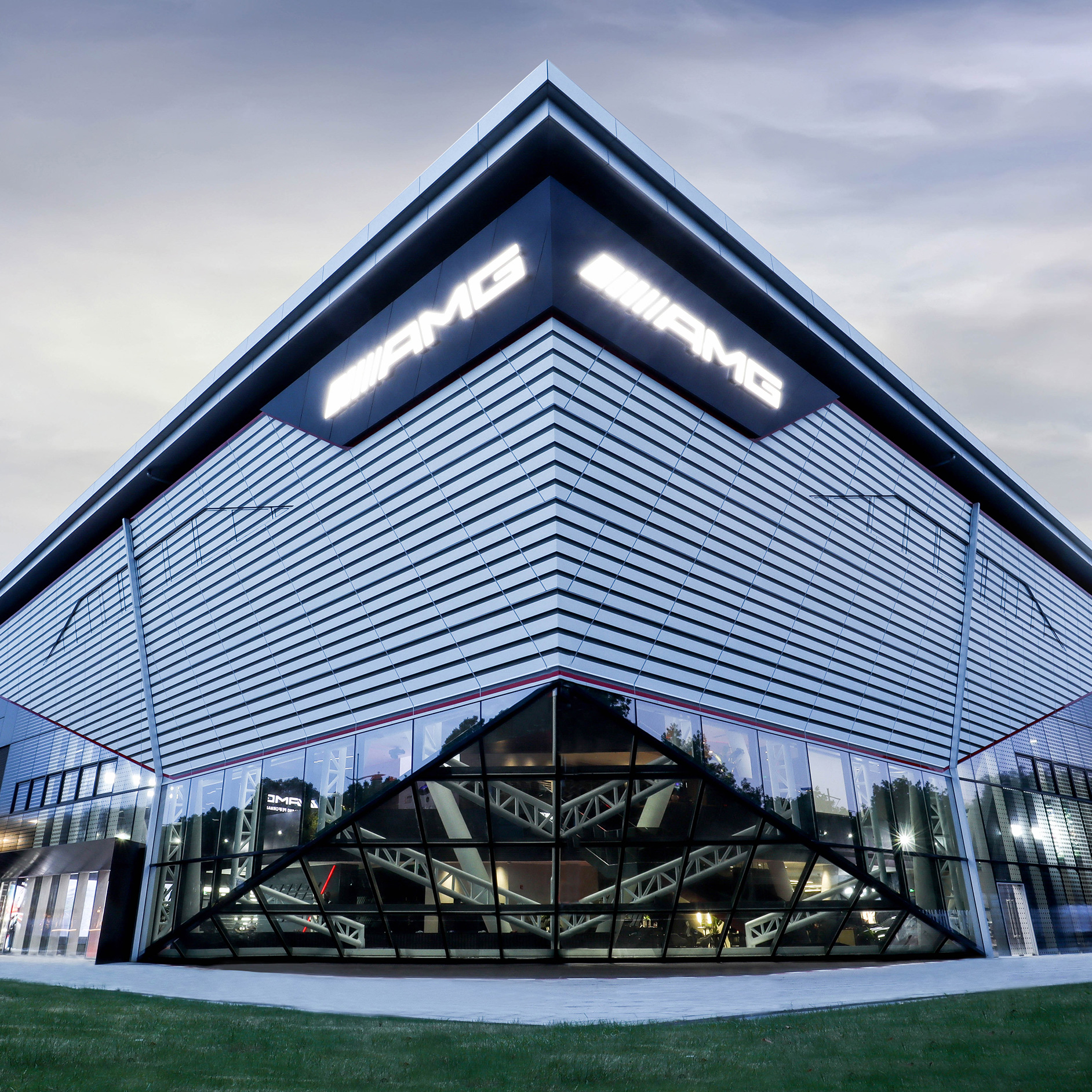 AMG Experience Center | Oplevelser | Mercedes-AMG AMG Experience Center bygning set udefra