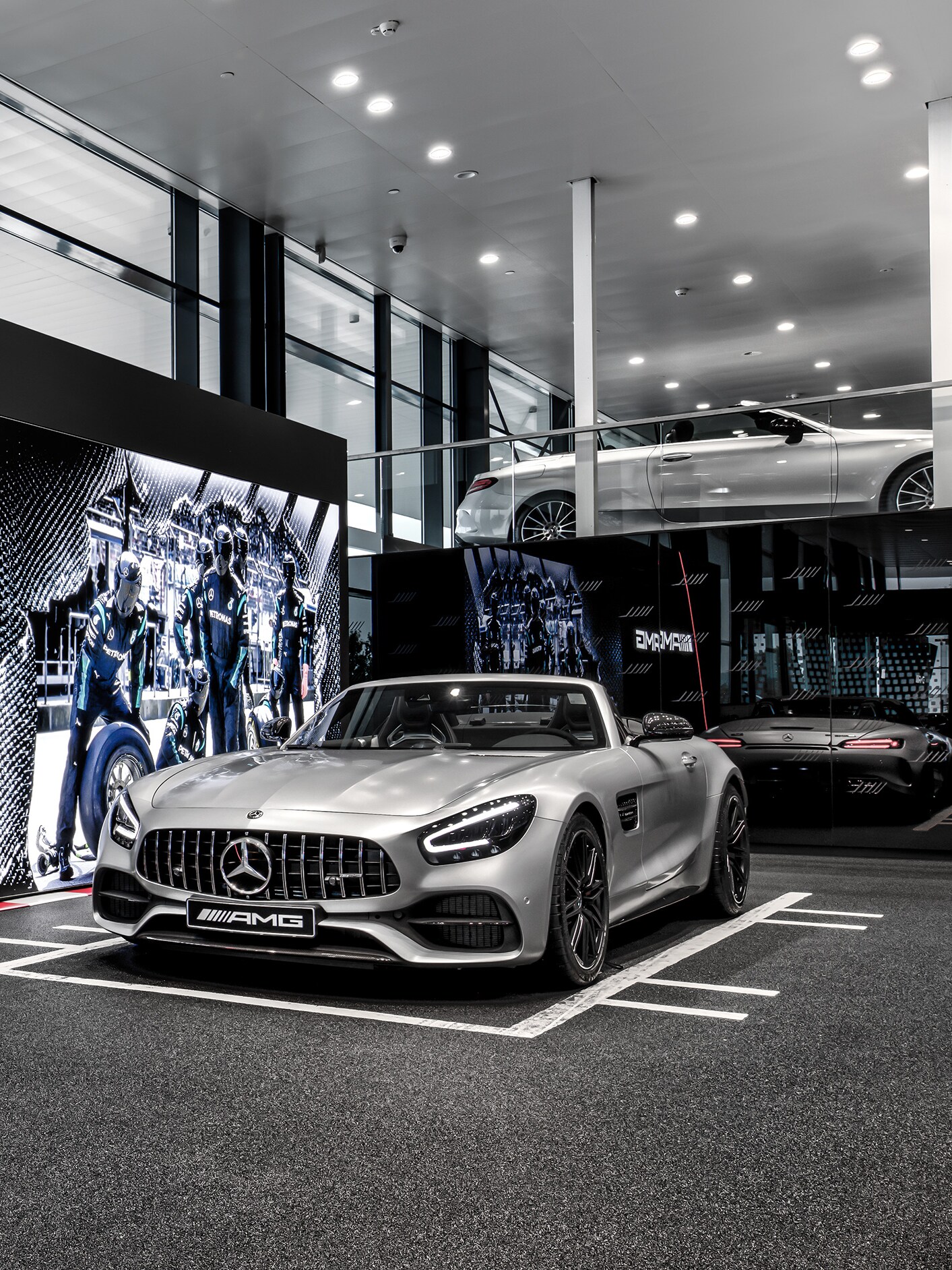 Mercedes-Benz biler parkeret i et AMG Performance Center