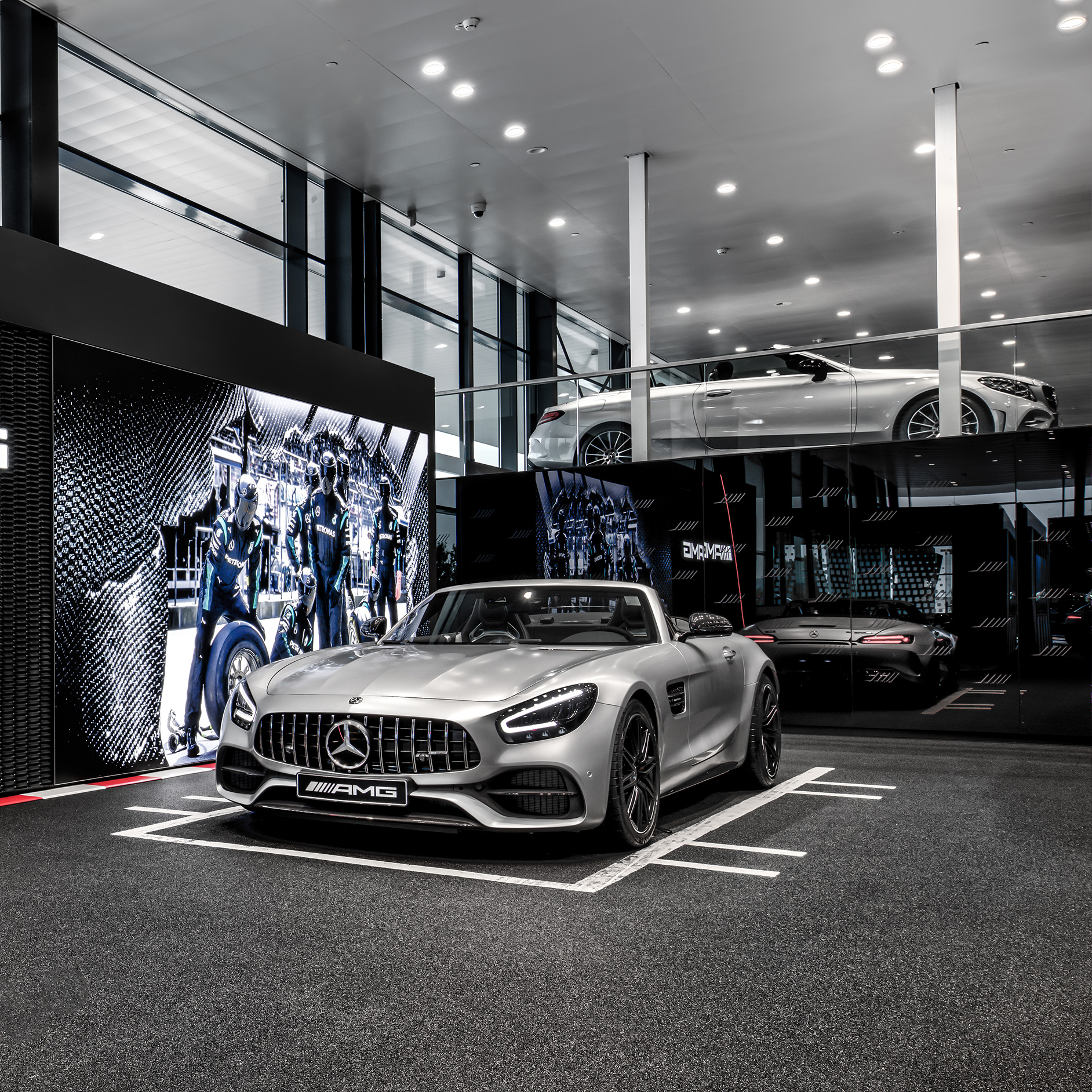 AMG Performance Center | Oplevelser | Mercedes-AMG Mercedes-Benz biler parkeret i et AMG Performance Center