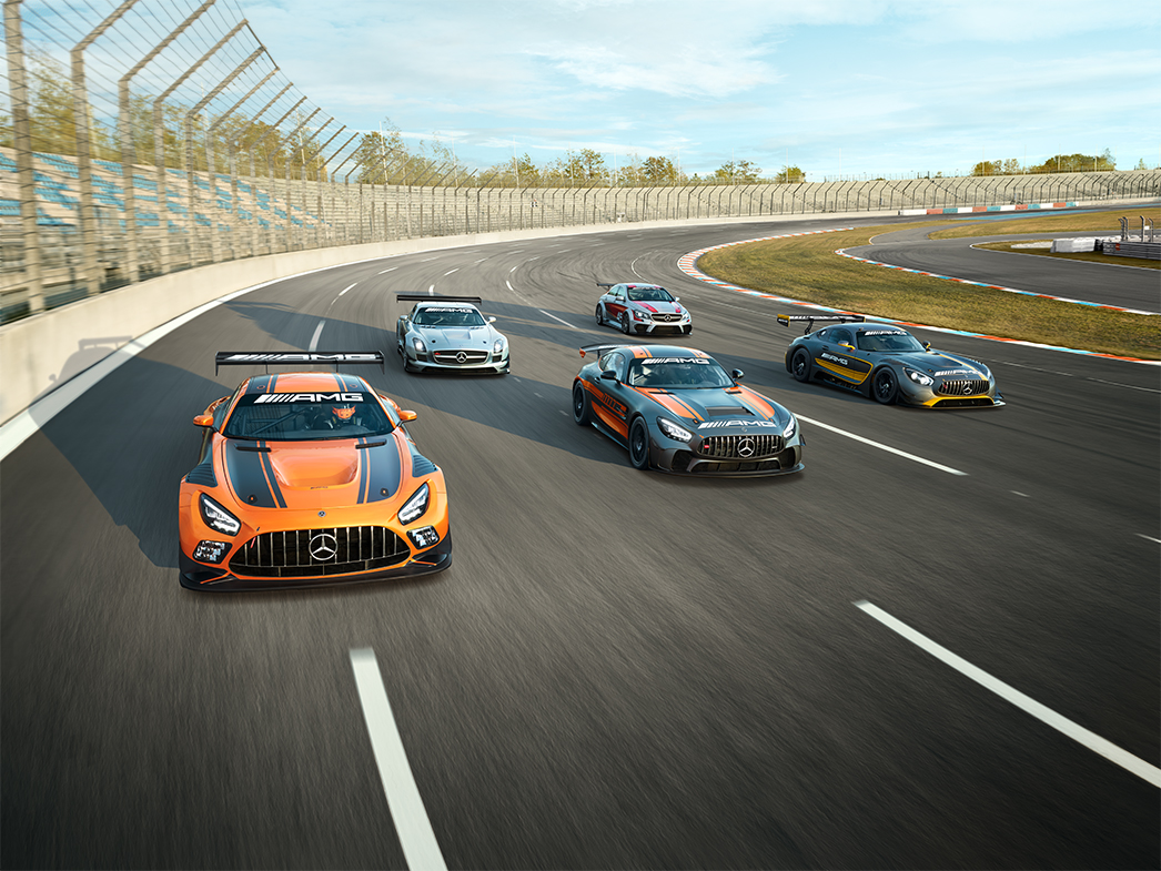 AMG Experience | Oplevelser | Mercedes-AMG Flere Mercedes-AMG GT biler kører på en racerbane.