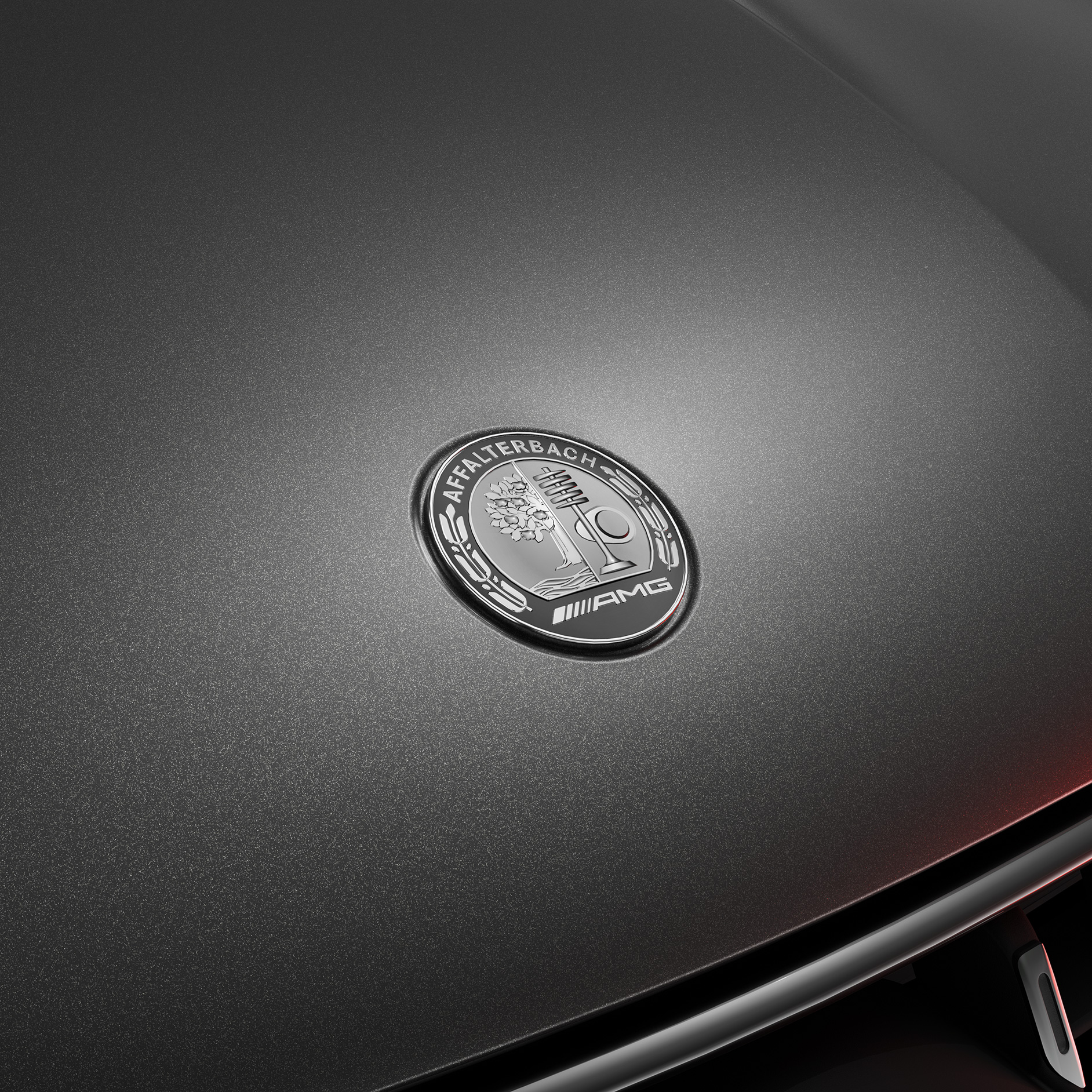 AMG Private Lounge | Oplevelser | Mercedes-AMG Affalterbach-logoet på en Mercedes-AMG