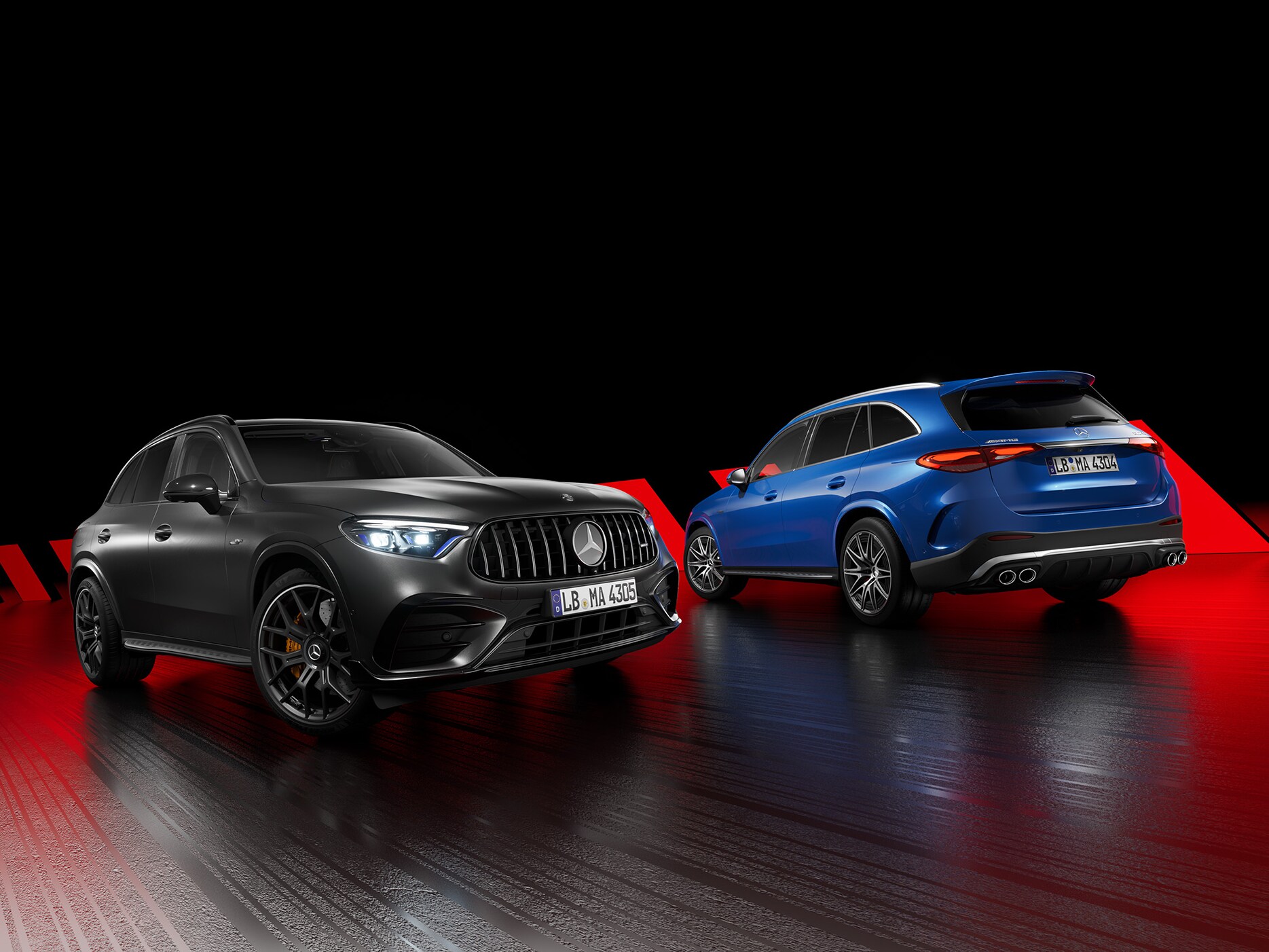 En sort og en blå Mercedes-AMG biler side om side