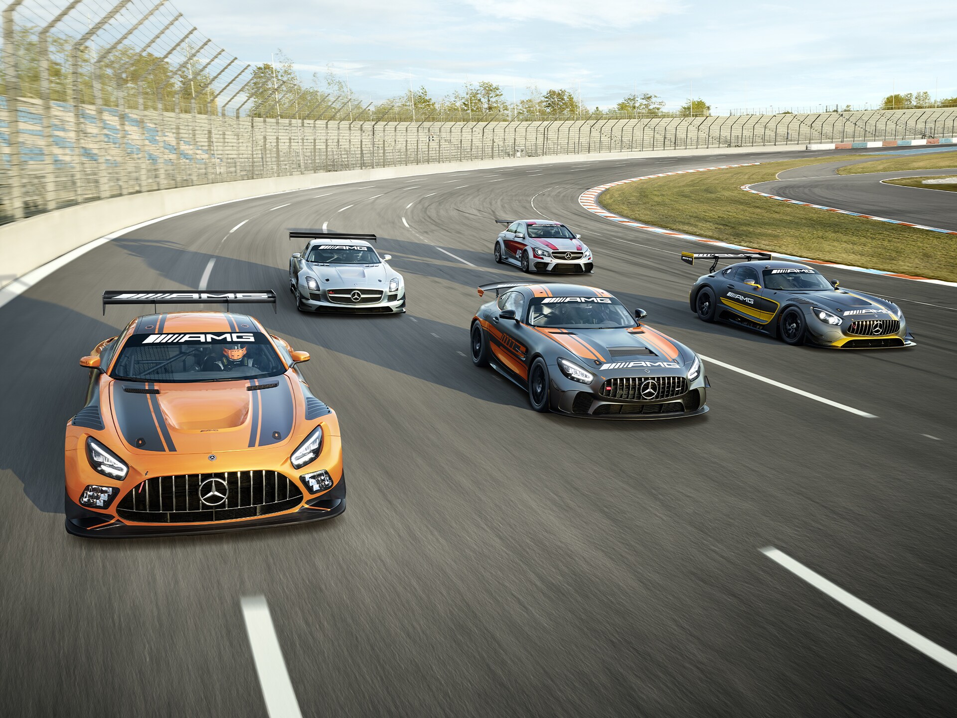 Flere Mercedes-AMG modeller på en racerbane.