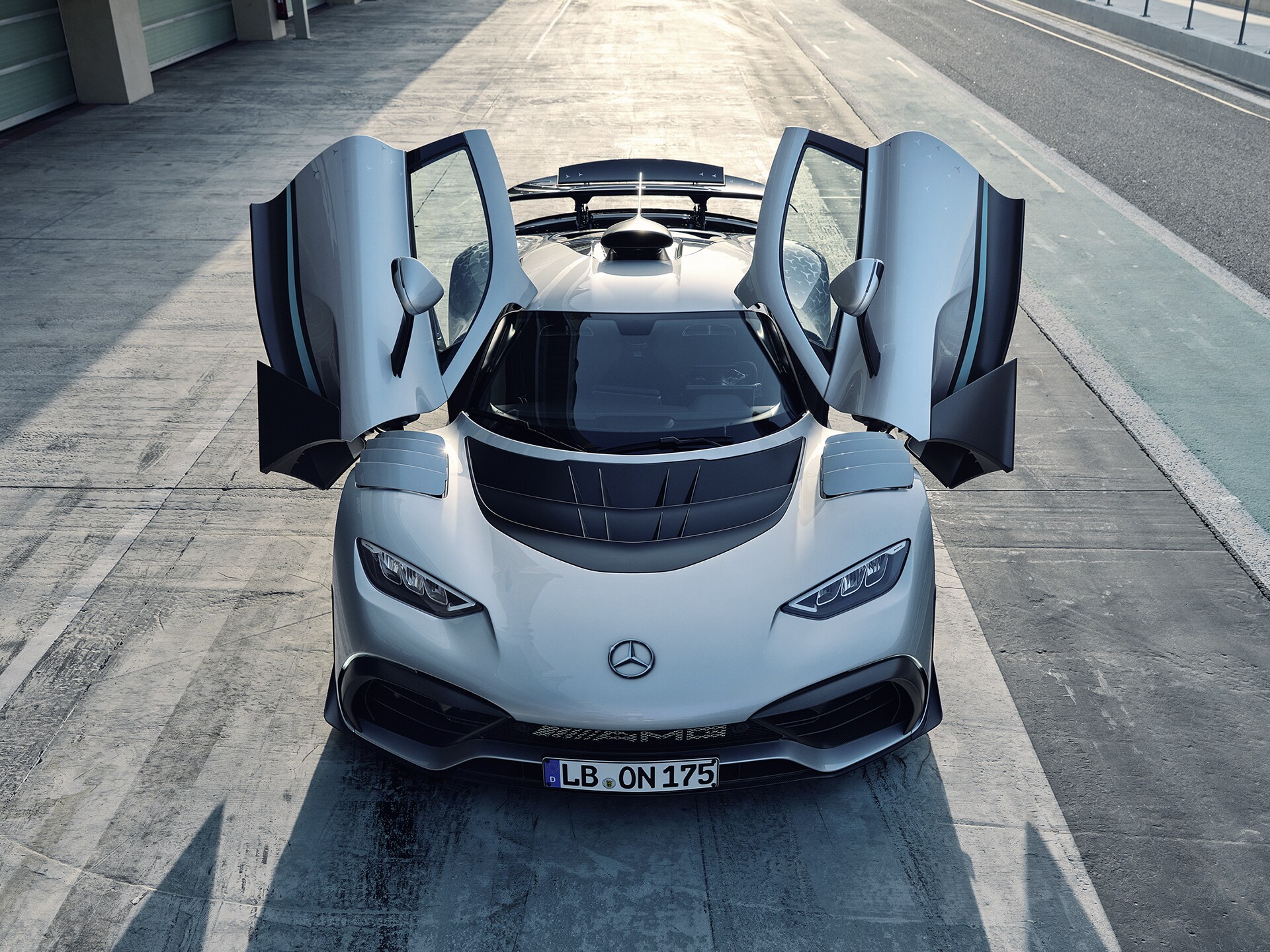 Mercedes-AMG ONE set forfra med åbne døre.