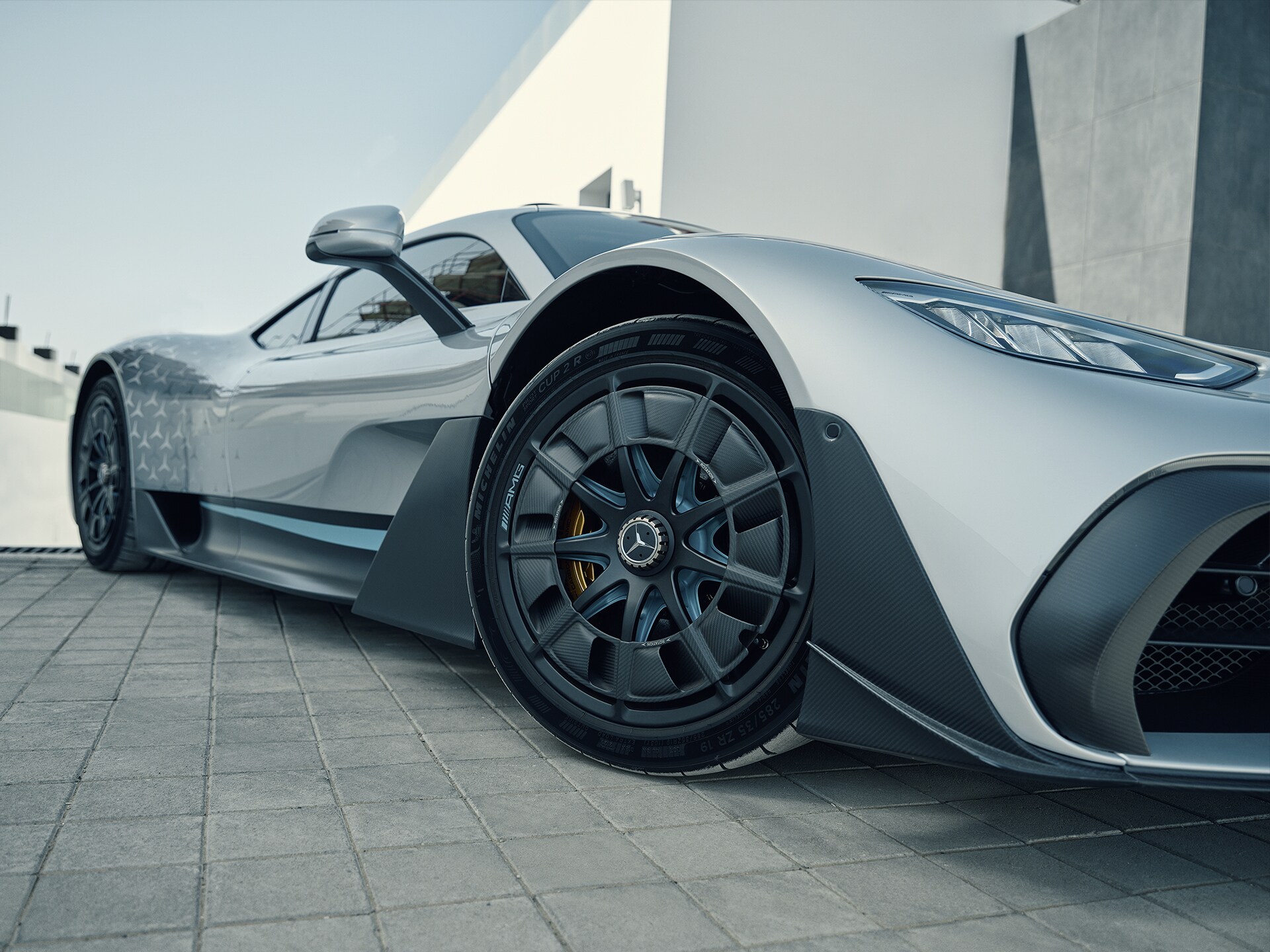 Et detaljeret billede af en fælg på Mercedes-AMG ONE.
