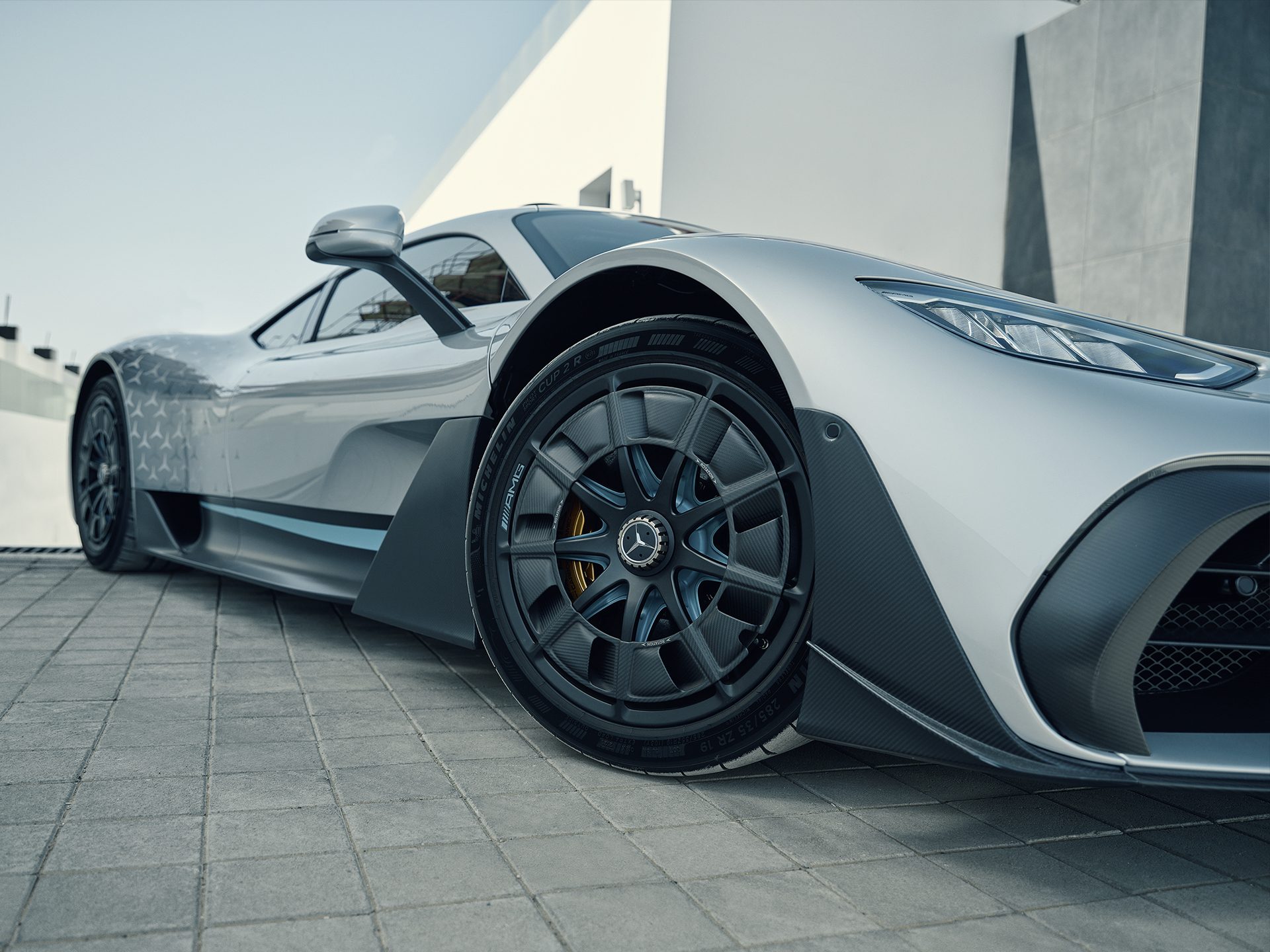 Hyperperformance | ONE | Mercedes-AMG Et detaljeret billede af en fælg på Mercedes-AMG ONE.