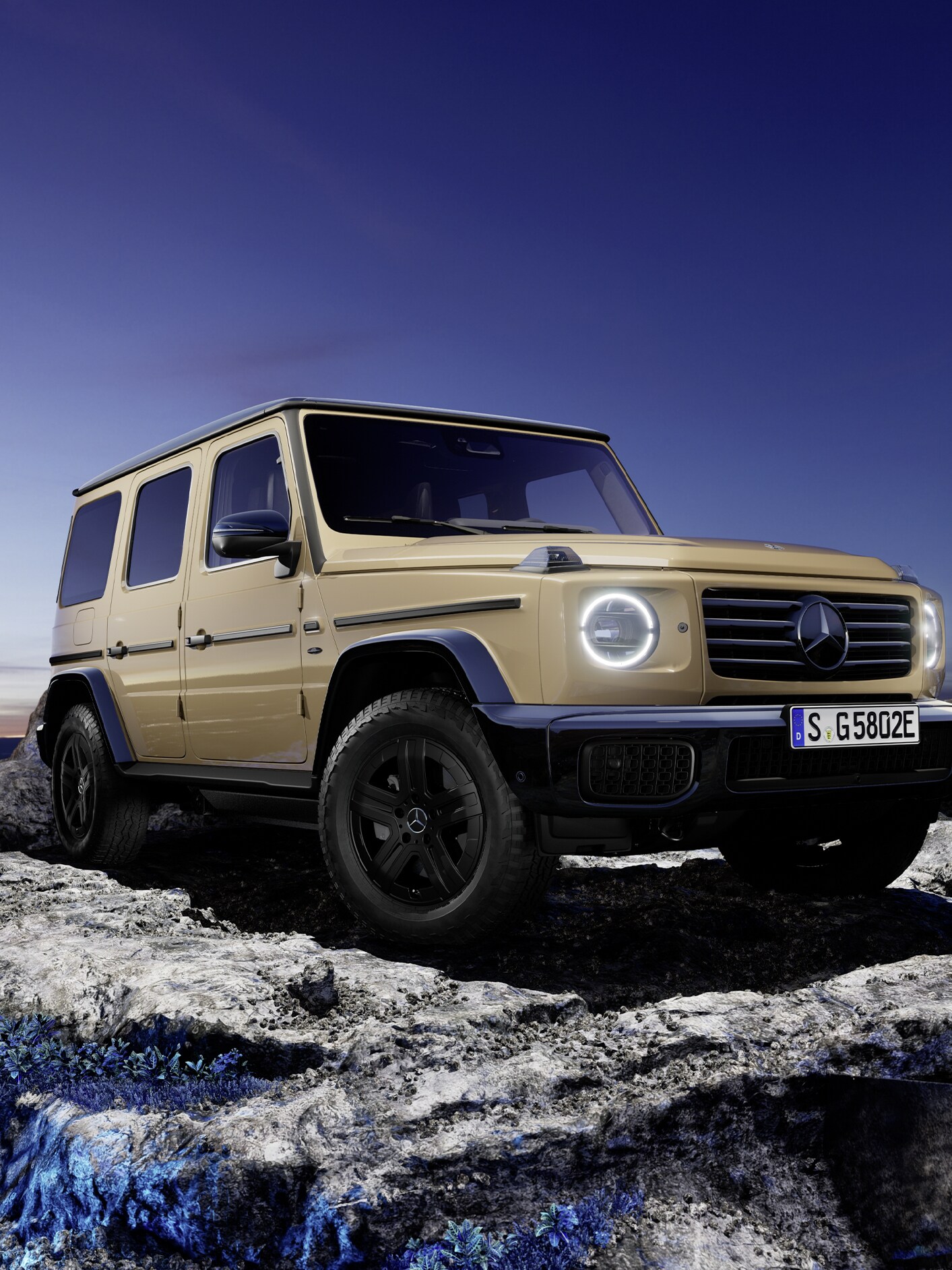 Mercedes-Benz G-Klasse på bjergtop set skråt forfra med udsigt