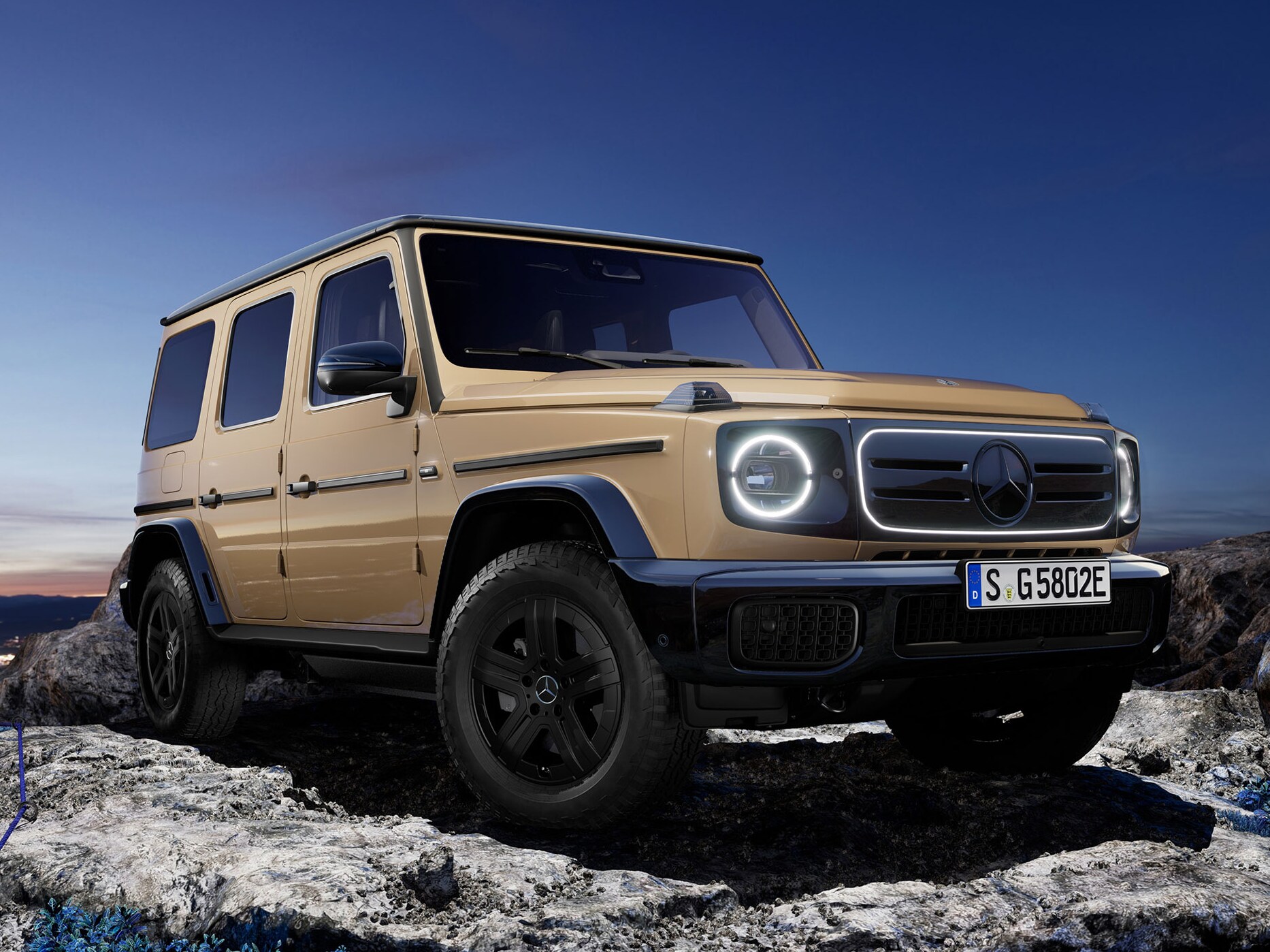 Mercedes-Benz G-Klasse set skråt fra siden i et ujævnt terræn