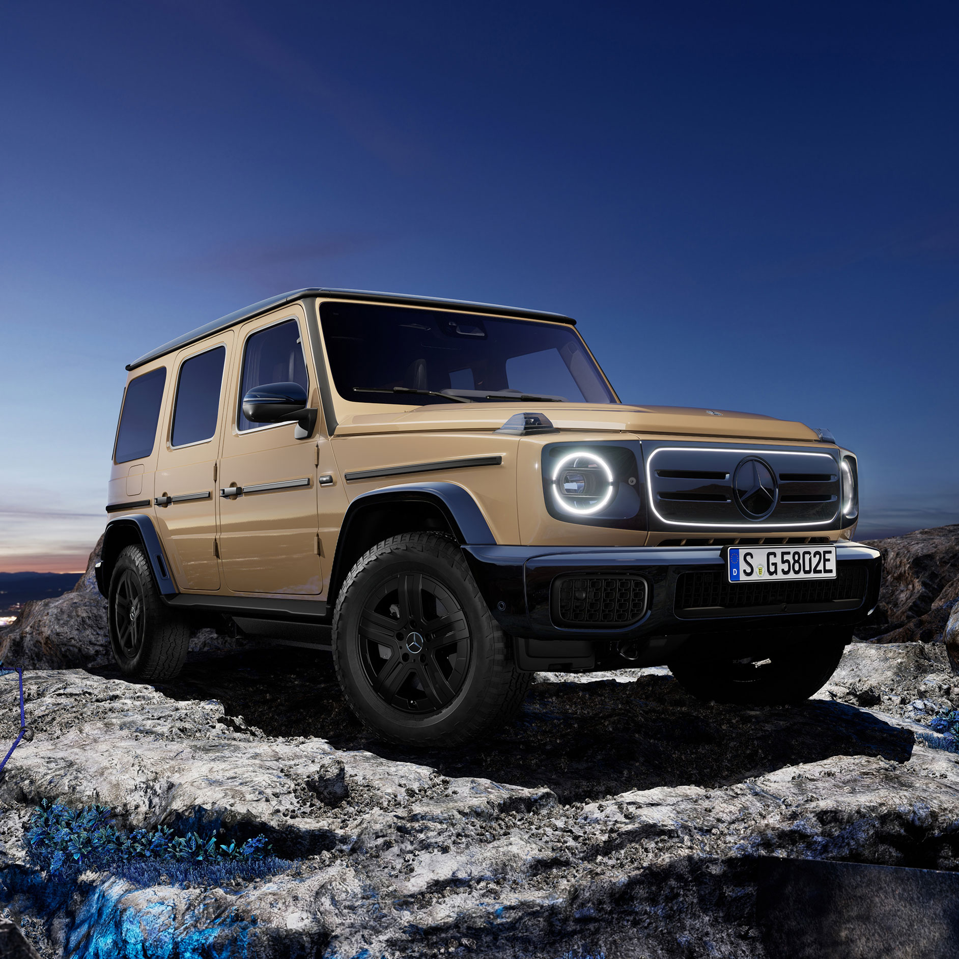 G-Klasse | SUV | Mercedes-Benz Mercedes-Benz G-Klasse set skråt fra siden i et ujævnt terræn