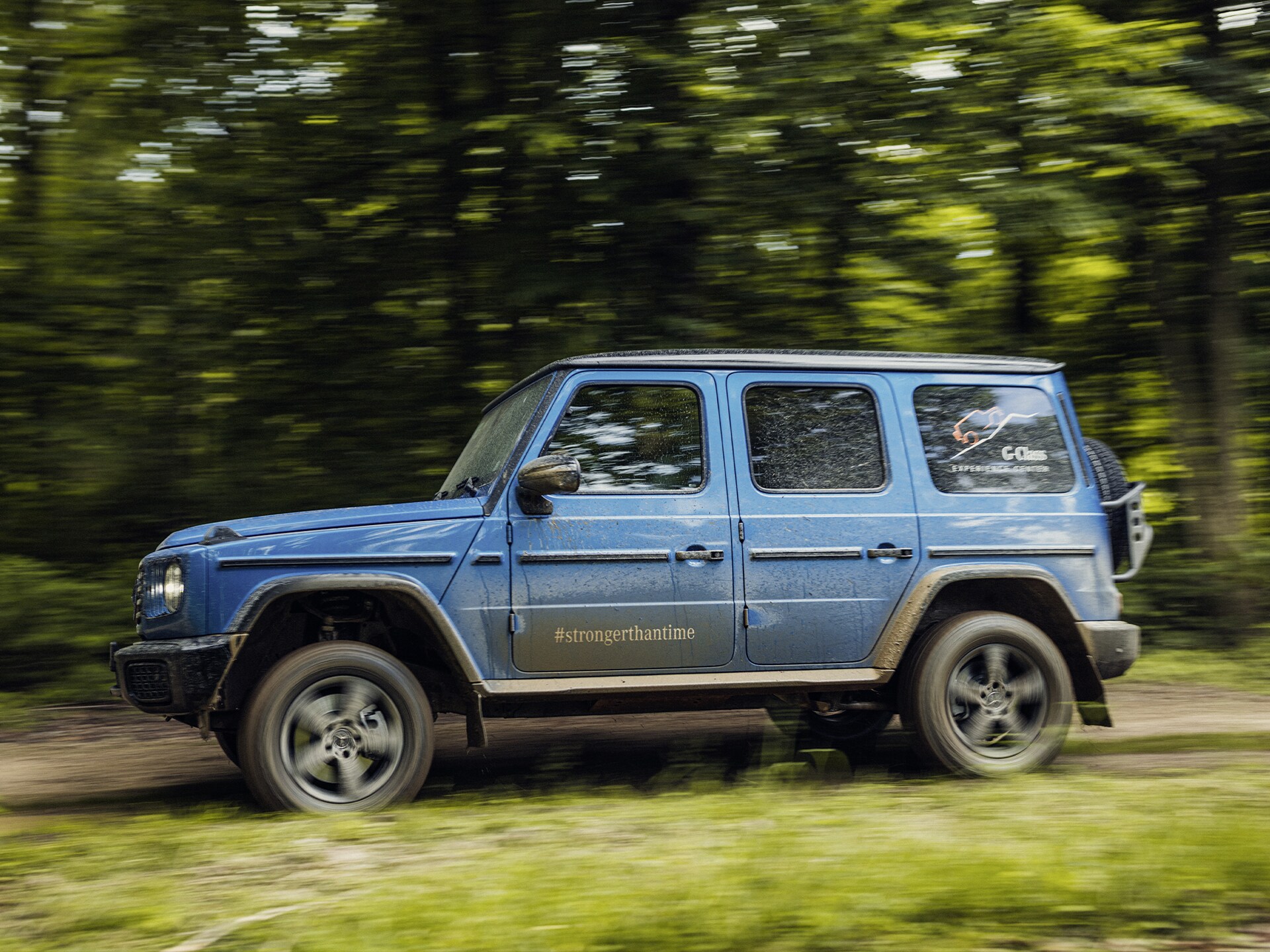 G-Klasse fra Mercedes-Benz kører i skovterræn. 