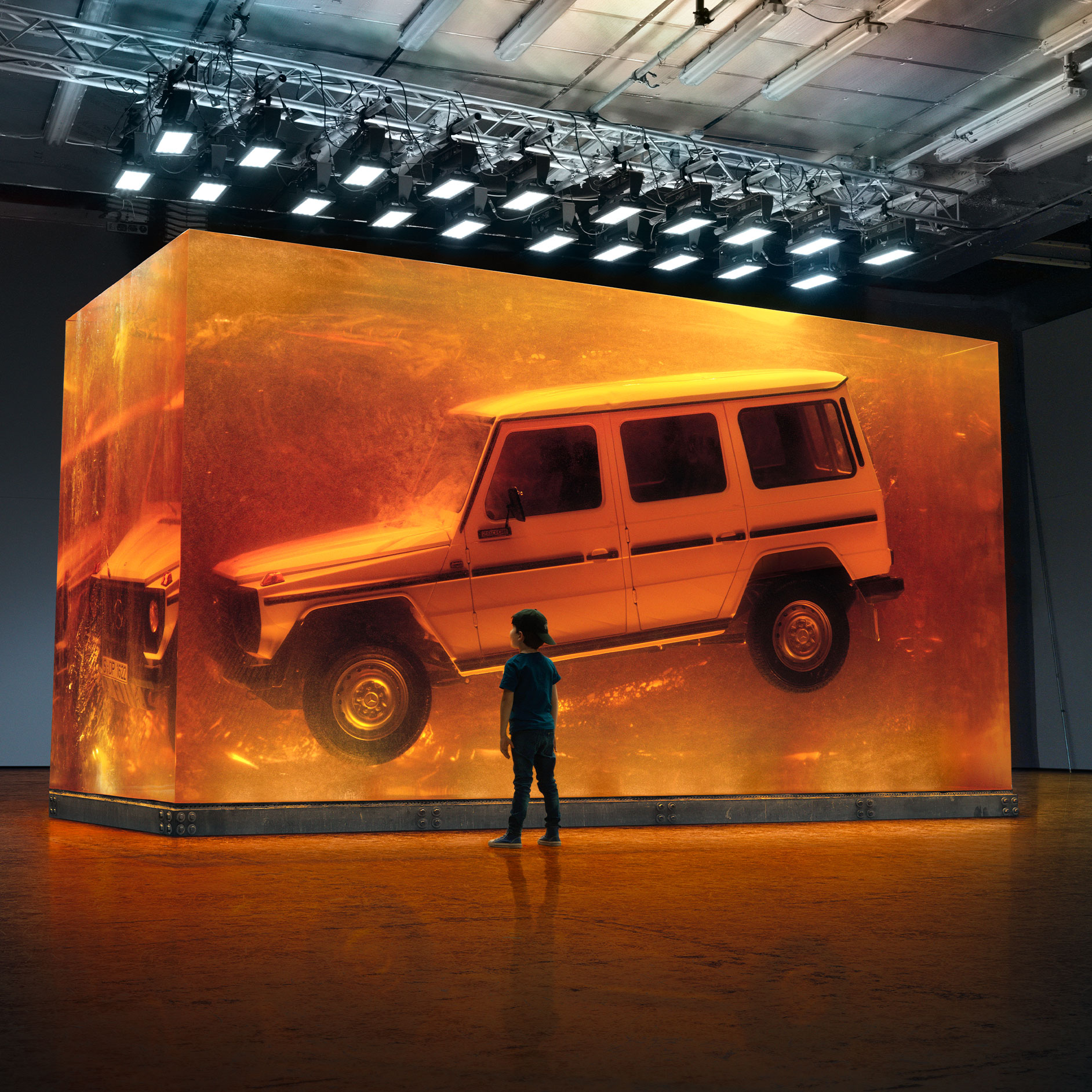 G-Klasse arven | G-Klasse Brand Area | Mercedes-Benz Dreng ser på svævende Mercedes-Benz G-Klasse udstillet i glas.