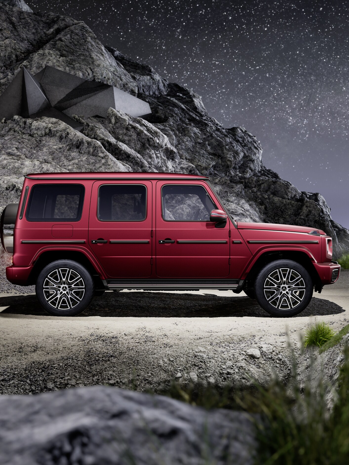 Mercedes-Benz G-Klasse i rød MANUFAKTUR lak parkeret på bjerg med udsyn til by