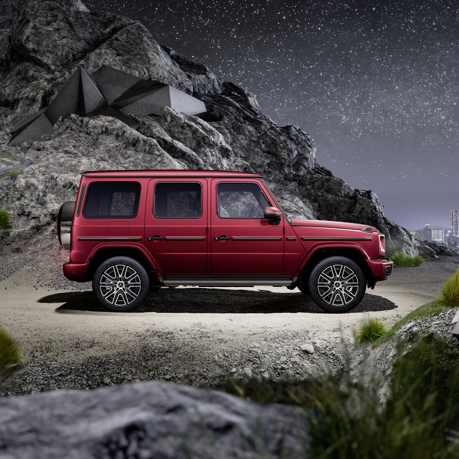 MANUFAKTUR | G-Klasse | Mercedes-Benz Mercedes-Benz G-Klasse i rød MANUFAKTUR lak parkeret på bjerg med udsyn til by