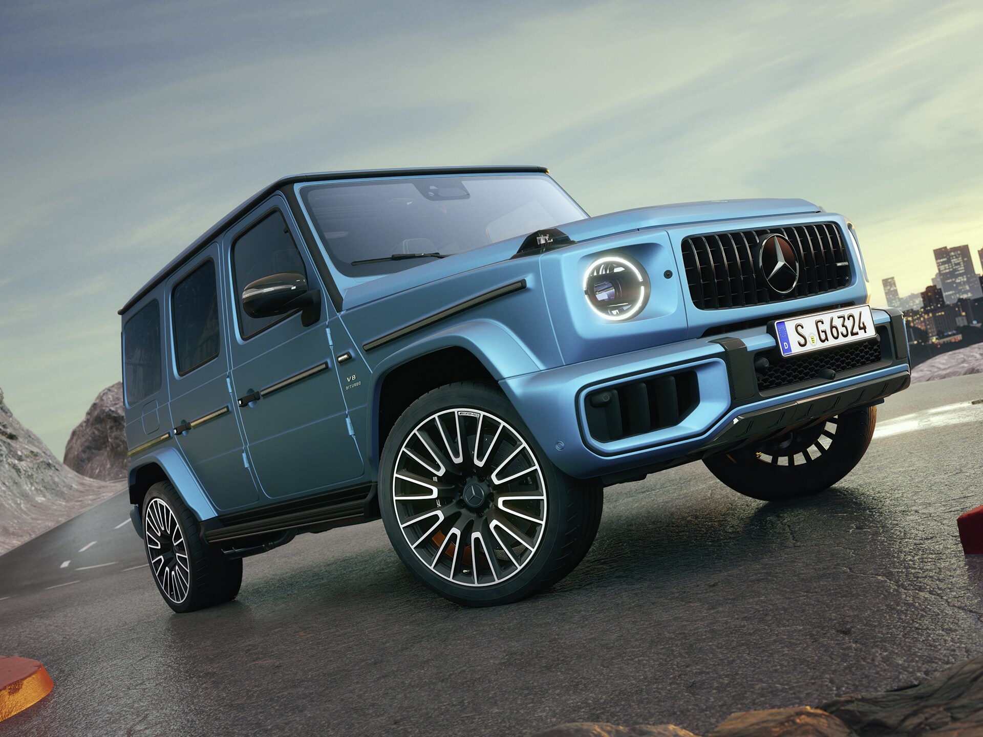 Blå Mercedes-AMG G-Klasse set skråt forfra på bjergstigning.