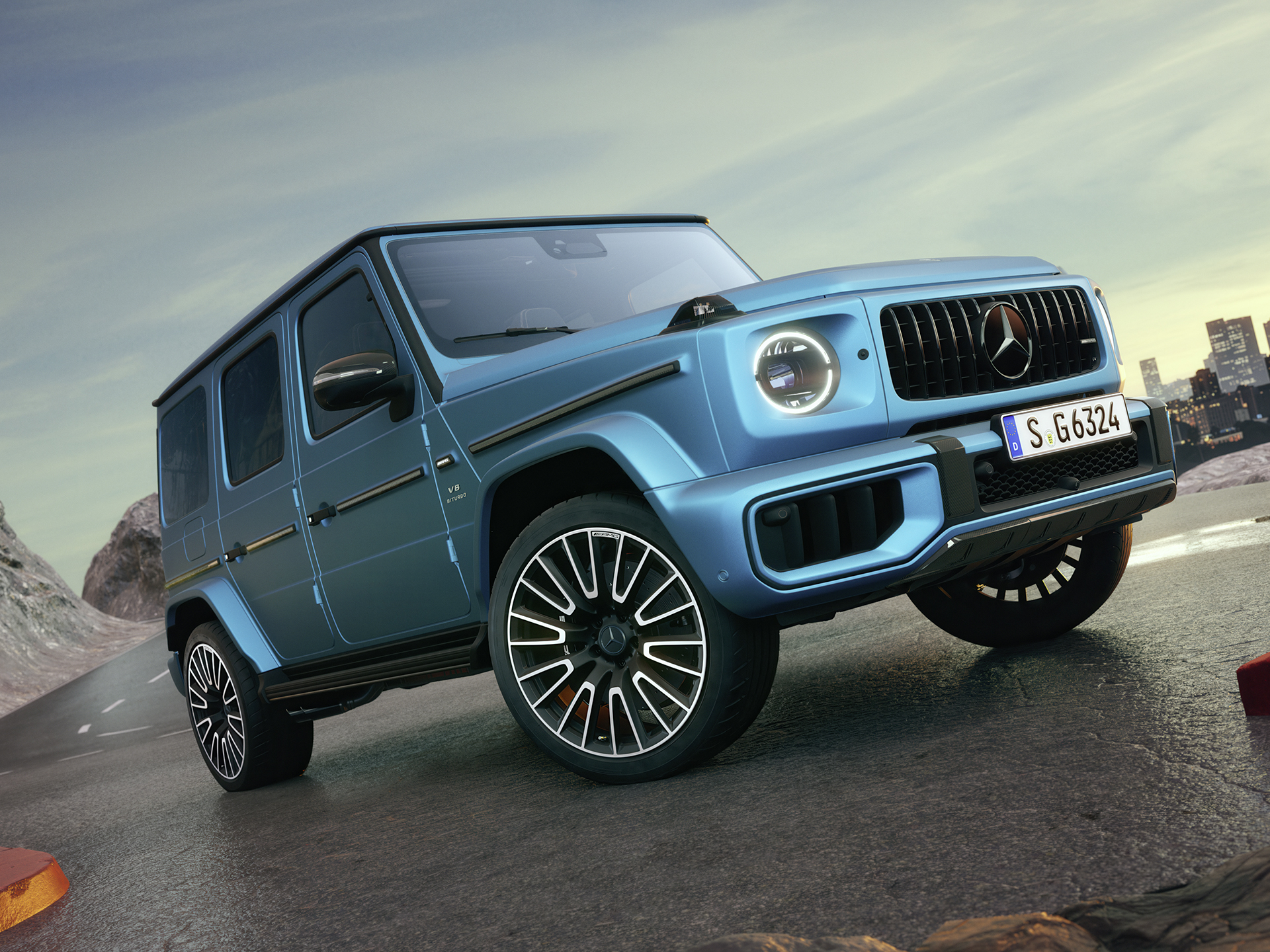 Mercedes-AMG G-Klasse | G-Klasse Brand Area | Mercedes-Benz Blå Mercedes-AMG G-Klasse set skråt forfra på bjergstigning.