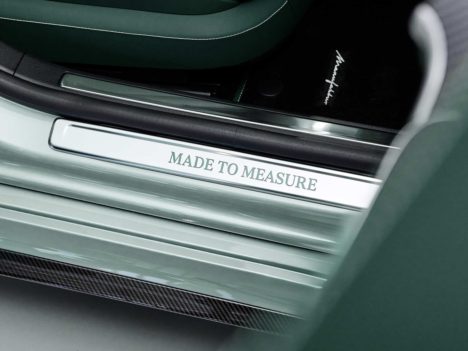 MANUFAKTUR Made to Measure | Mercedes-AMG Et MANUFAKTUR dørtrin med "Made to Measure"-påskrift.