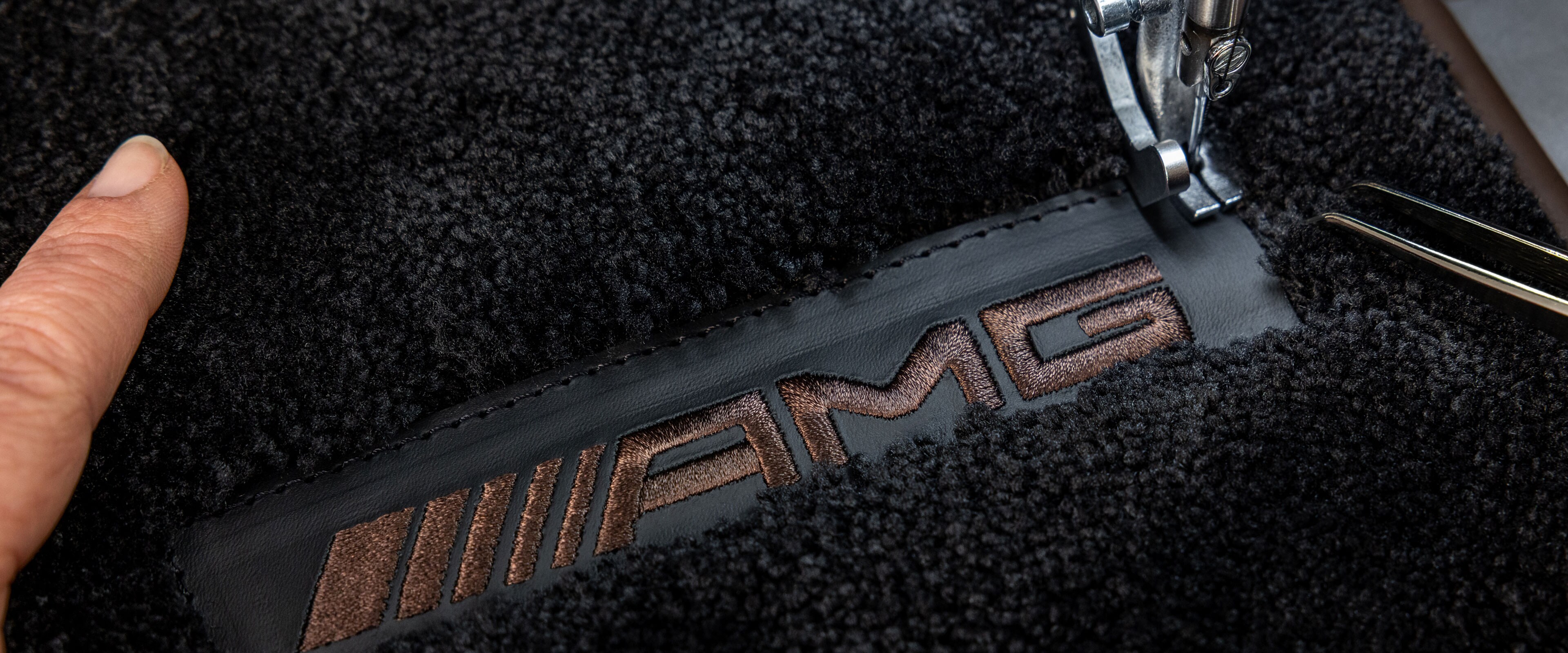 MANUFAKTUR-påskrift på en mørk overflade i en Mercedes-AMG.