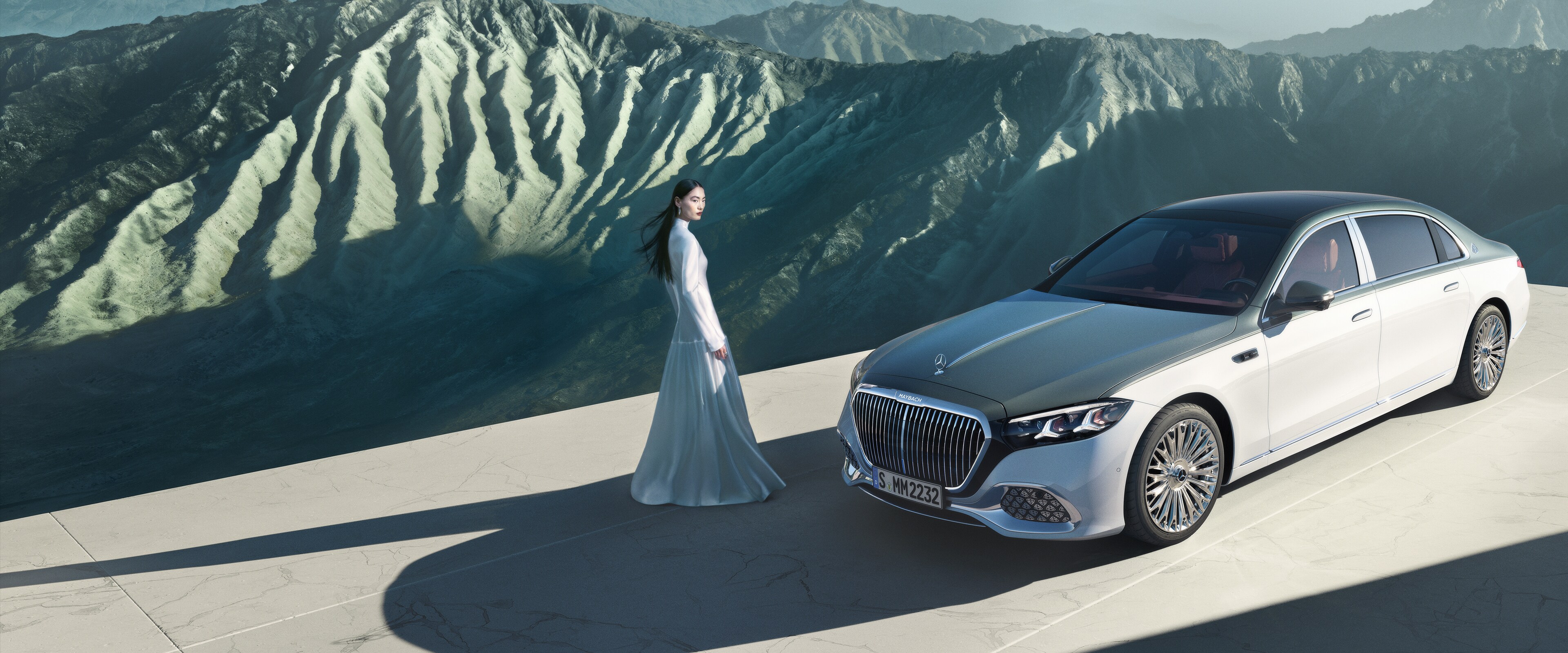 En Mercedes-Maybach med tofarvet lakering set fra forskellige vinkler.