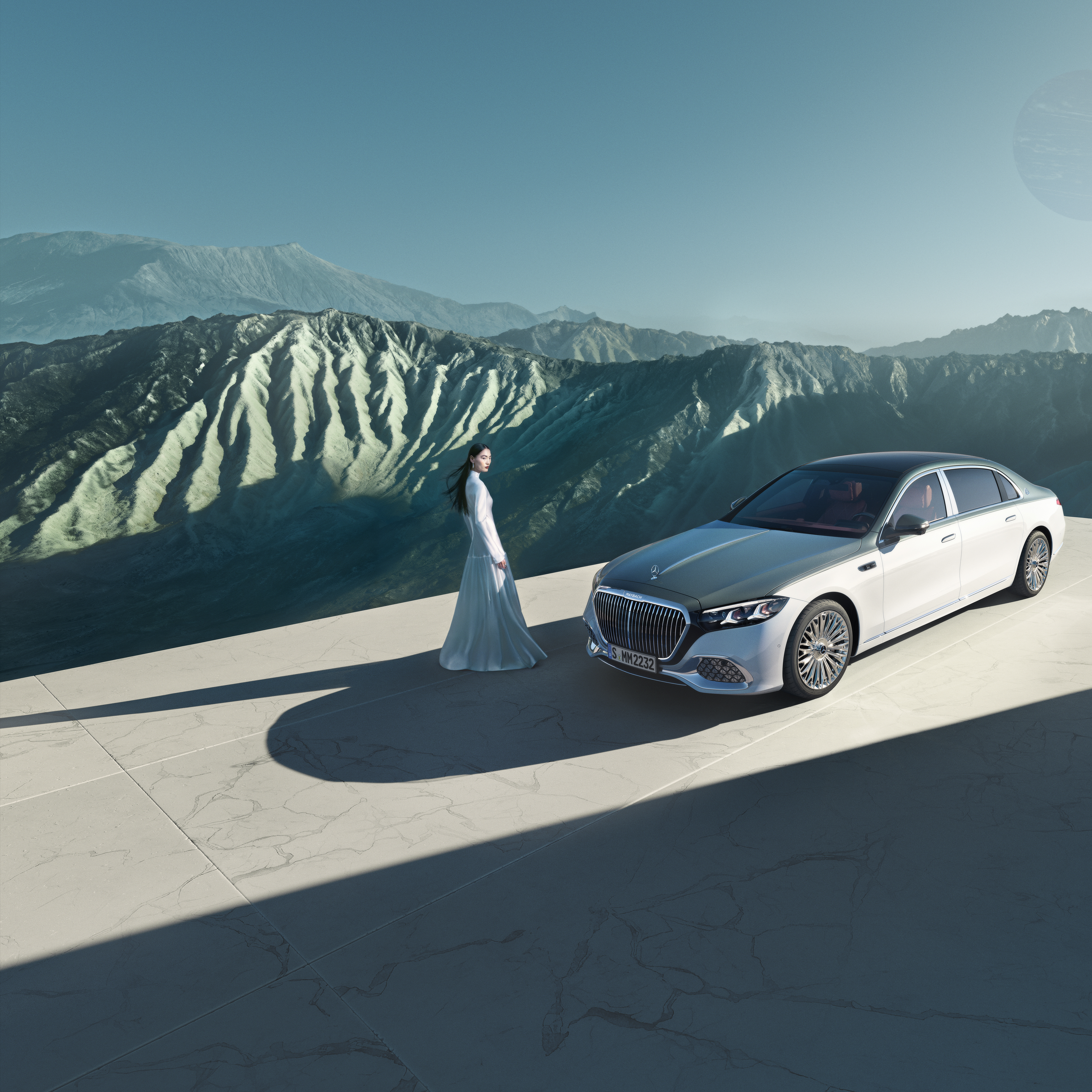 Mærket | Mercedes-Maybach En Mercedes-Maybach med tofarvet lakering set fra forskellige vinkler.